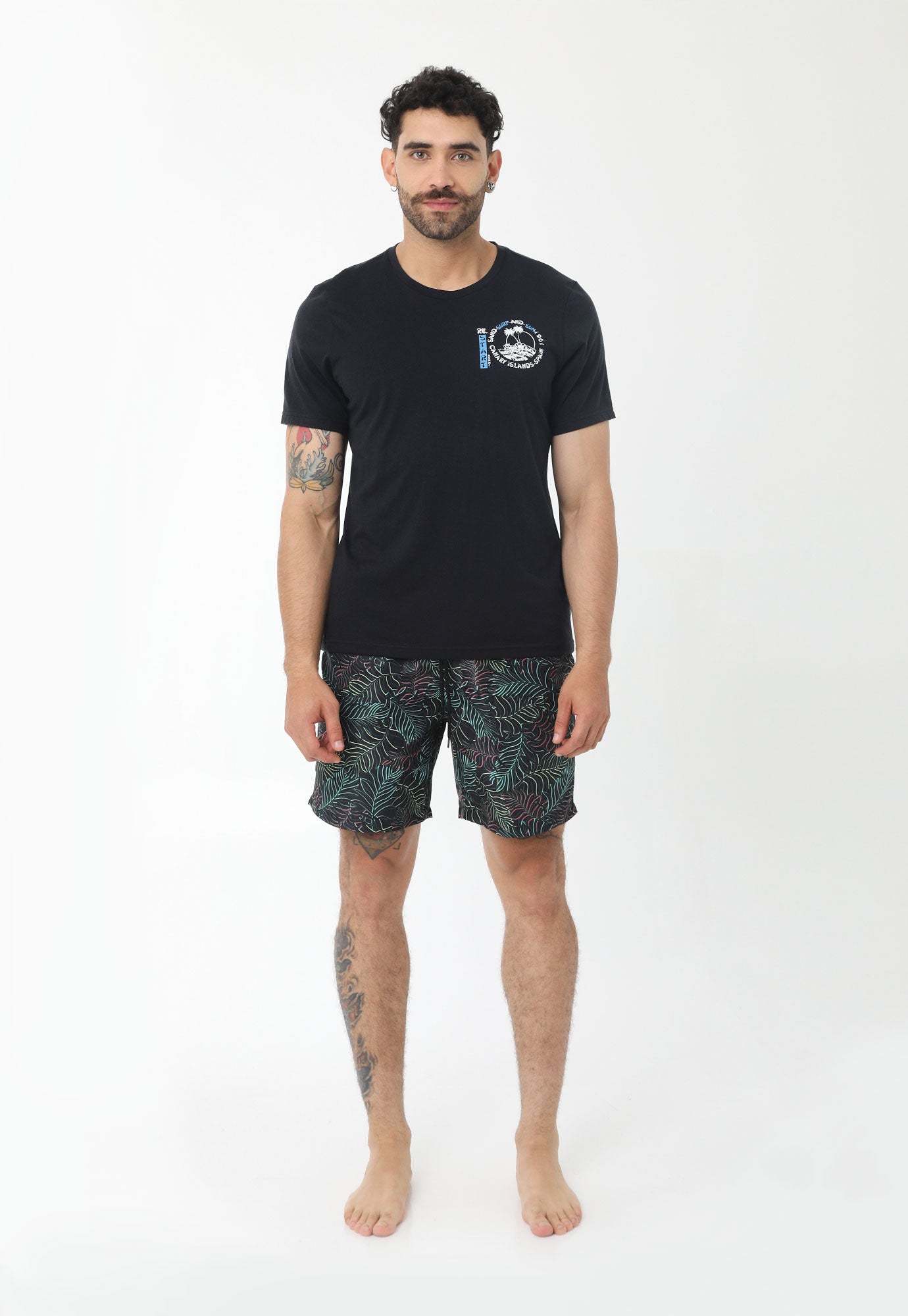 Pantaloneta de playa negra sublimada, elástico en cintura, cordón ajustable y suspensorio interno en malla para hombre