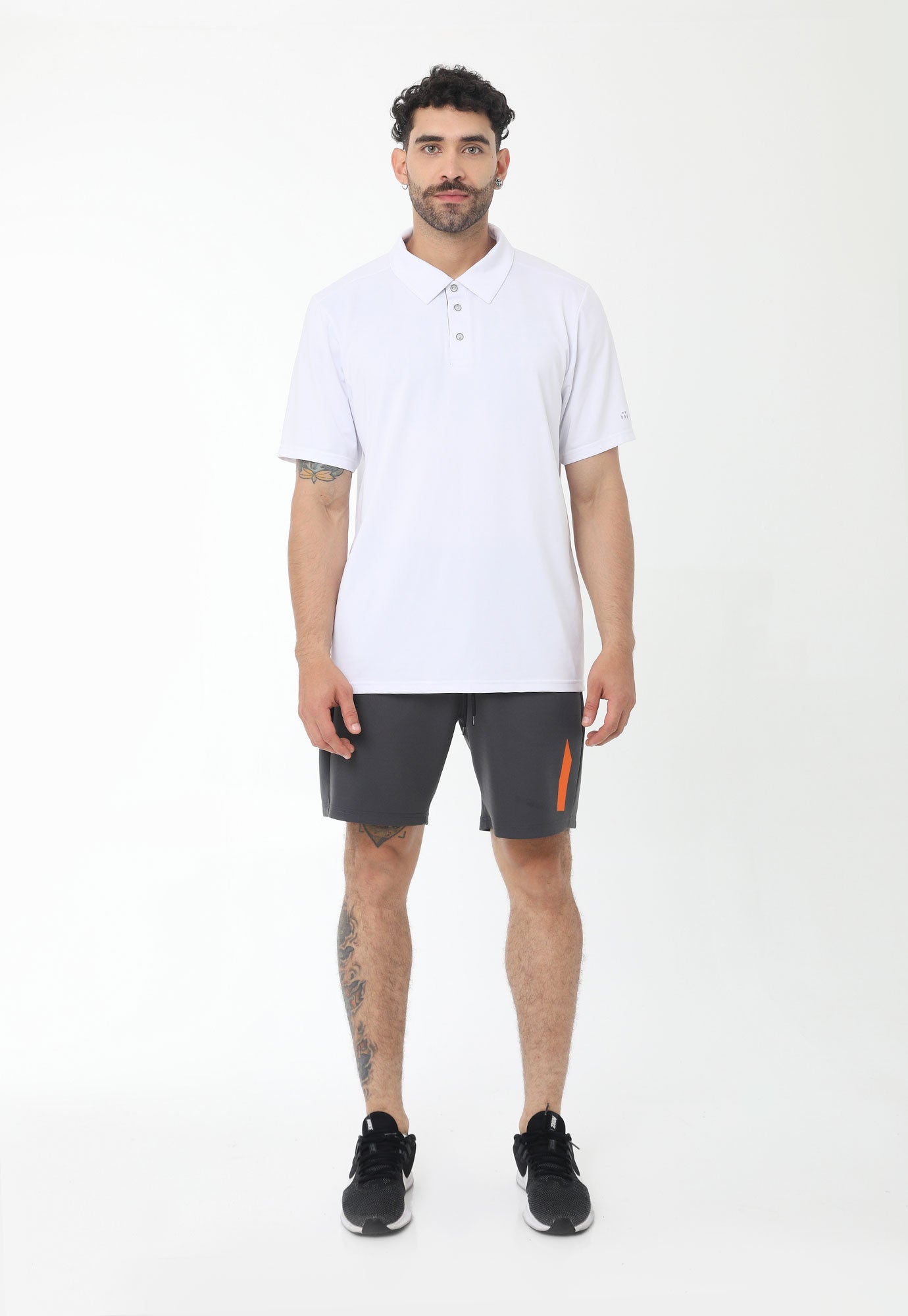 Pantaloneta deportiva gris detalle reflectivo, cintura con elástico y cordón ajustable para hombre