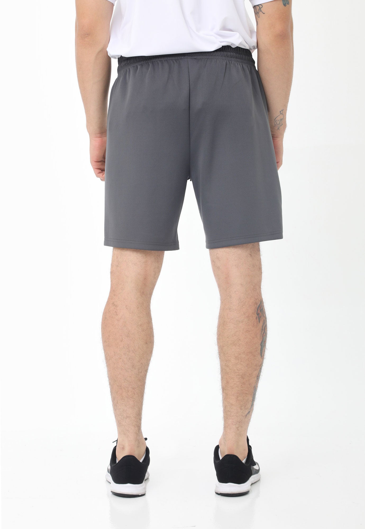 Pantaloneta deportiva gris detalle reflectivo, cintura con elástico y cordón ajustable para hombre