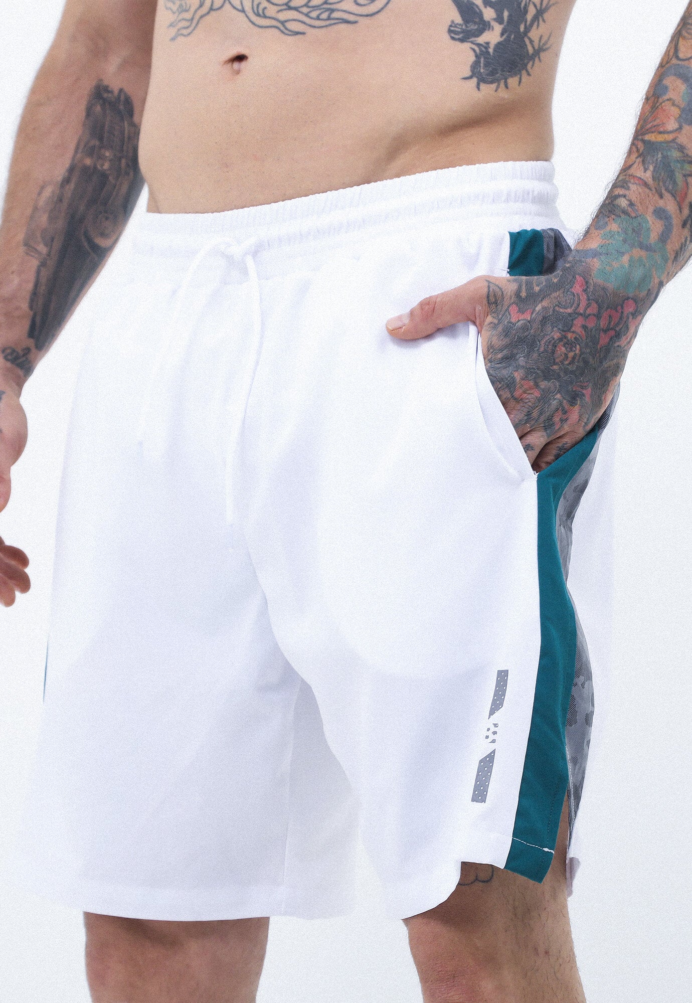 Pantaloneta deportiva blanco óptico bloques,con reflectivo y cordón ajustable, pretinda resorada y suspensorio para hombre