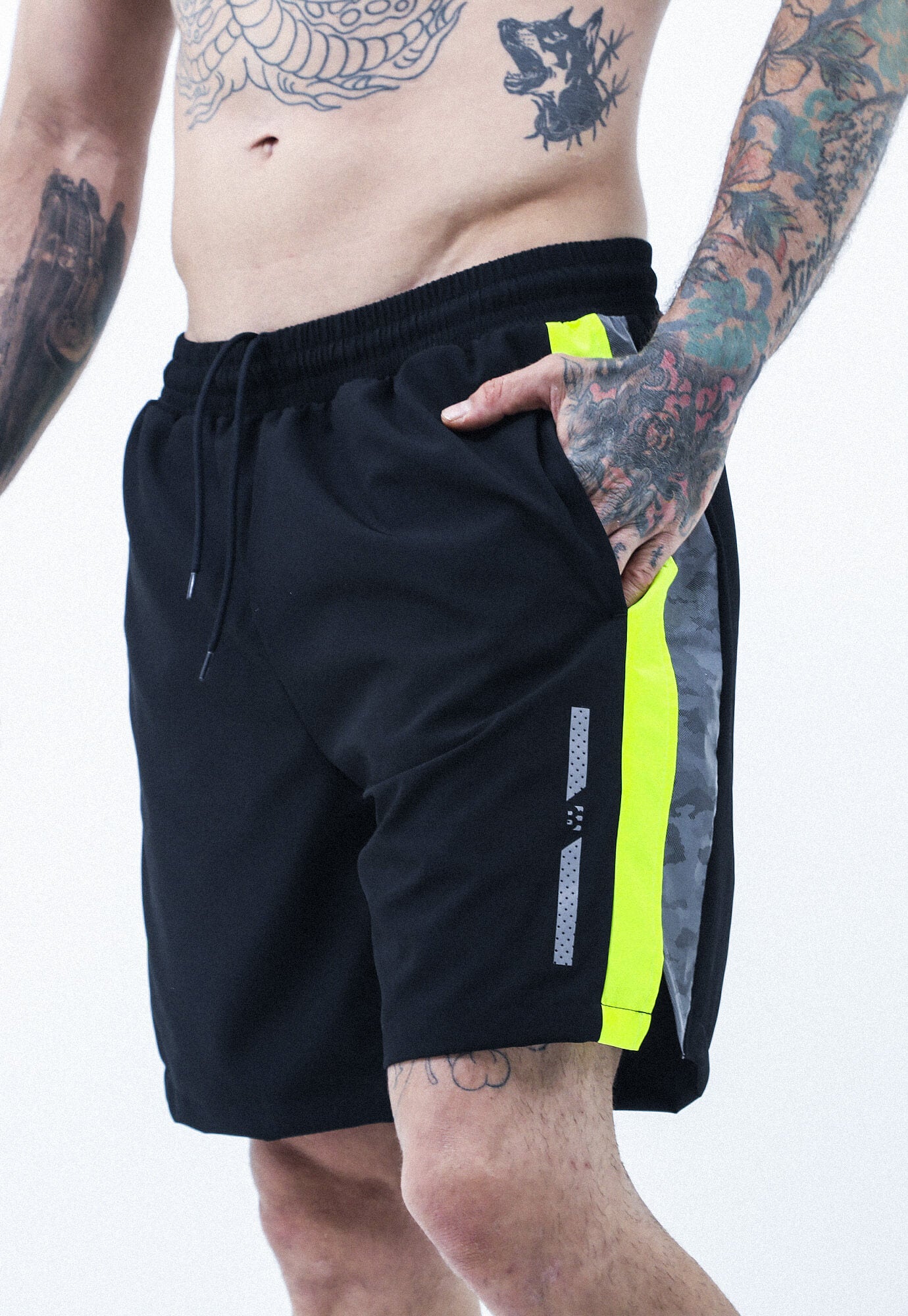 Pantaloneta deportiva negro bloques,con reflectivo y cordon ajustable, pretinda resorada y suspensorio para hombre