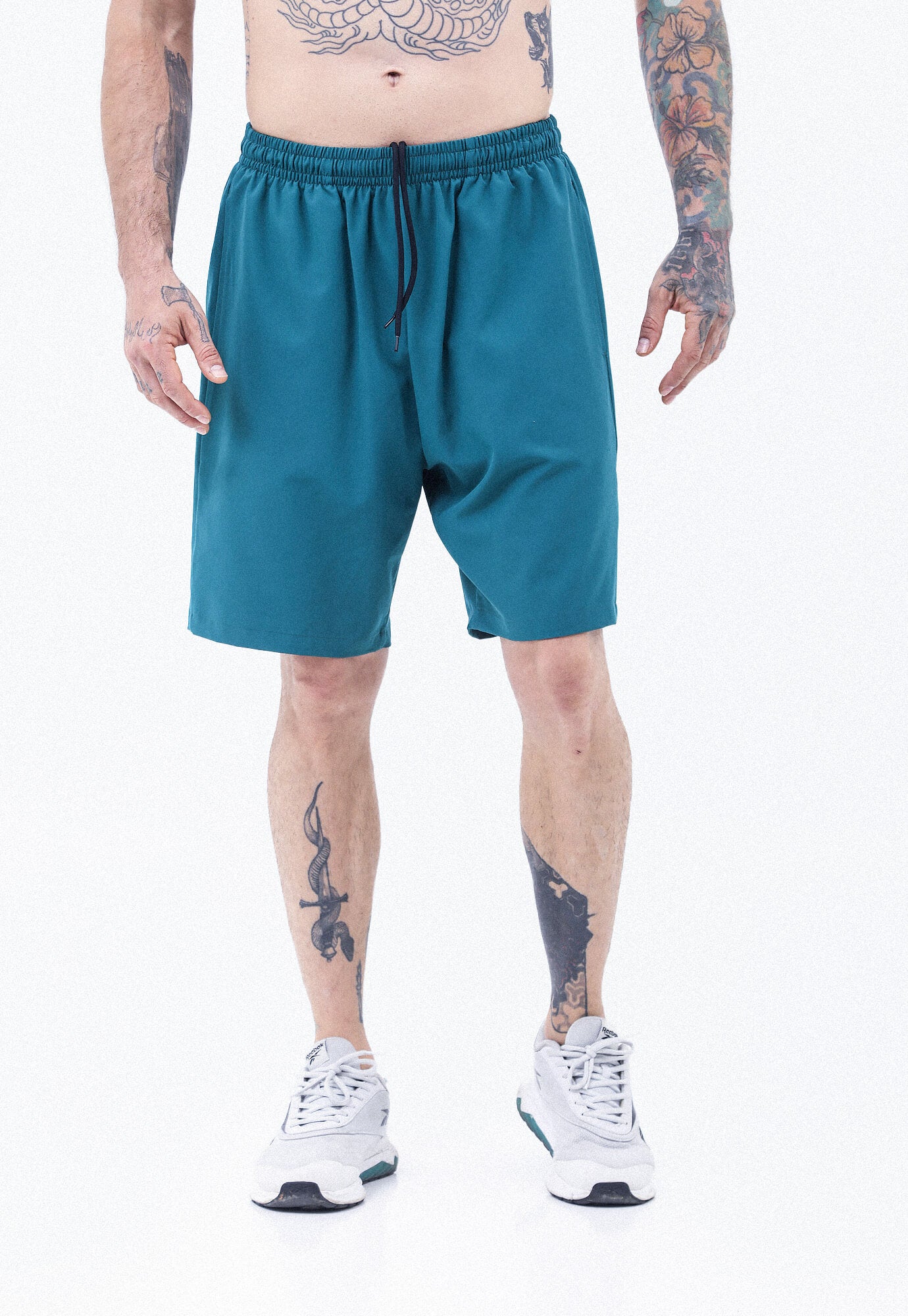 Pantaloneta deportiva verde esmeralda, cintura con elastico y cordon ajustable, bolsillos funcionales y ciclista interno para hombre.