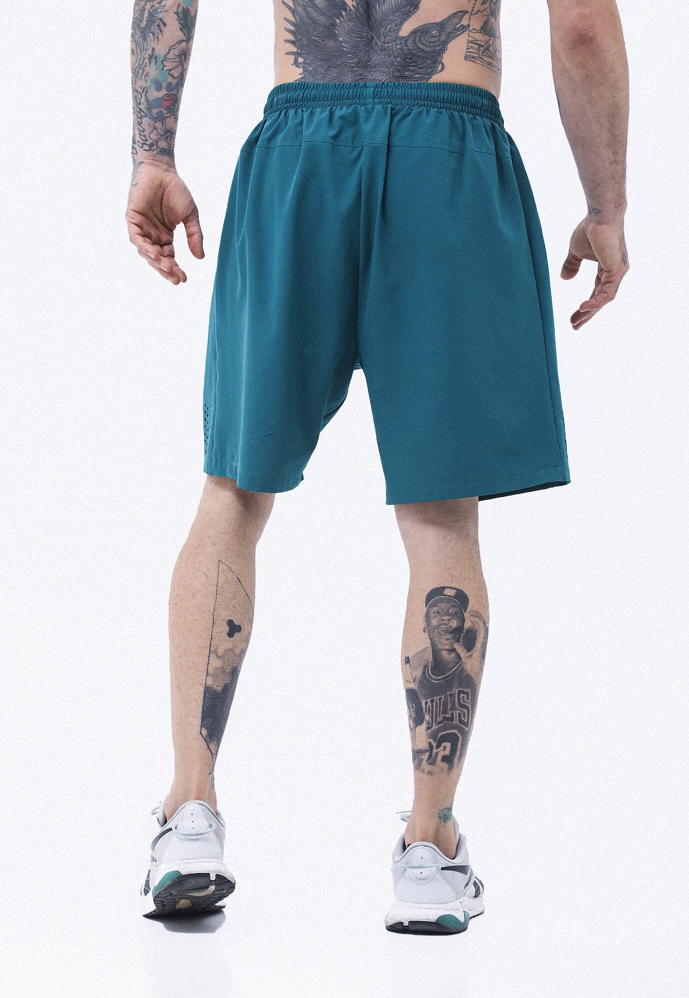 Pantaloneta deportiva verde esmeralda, cintura con elastico y cordon ajustable, bolsillos funcionales y ciclista interno para hombre.