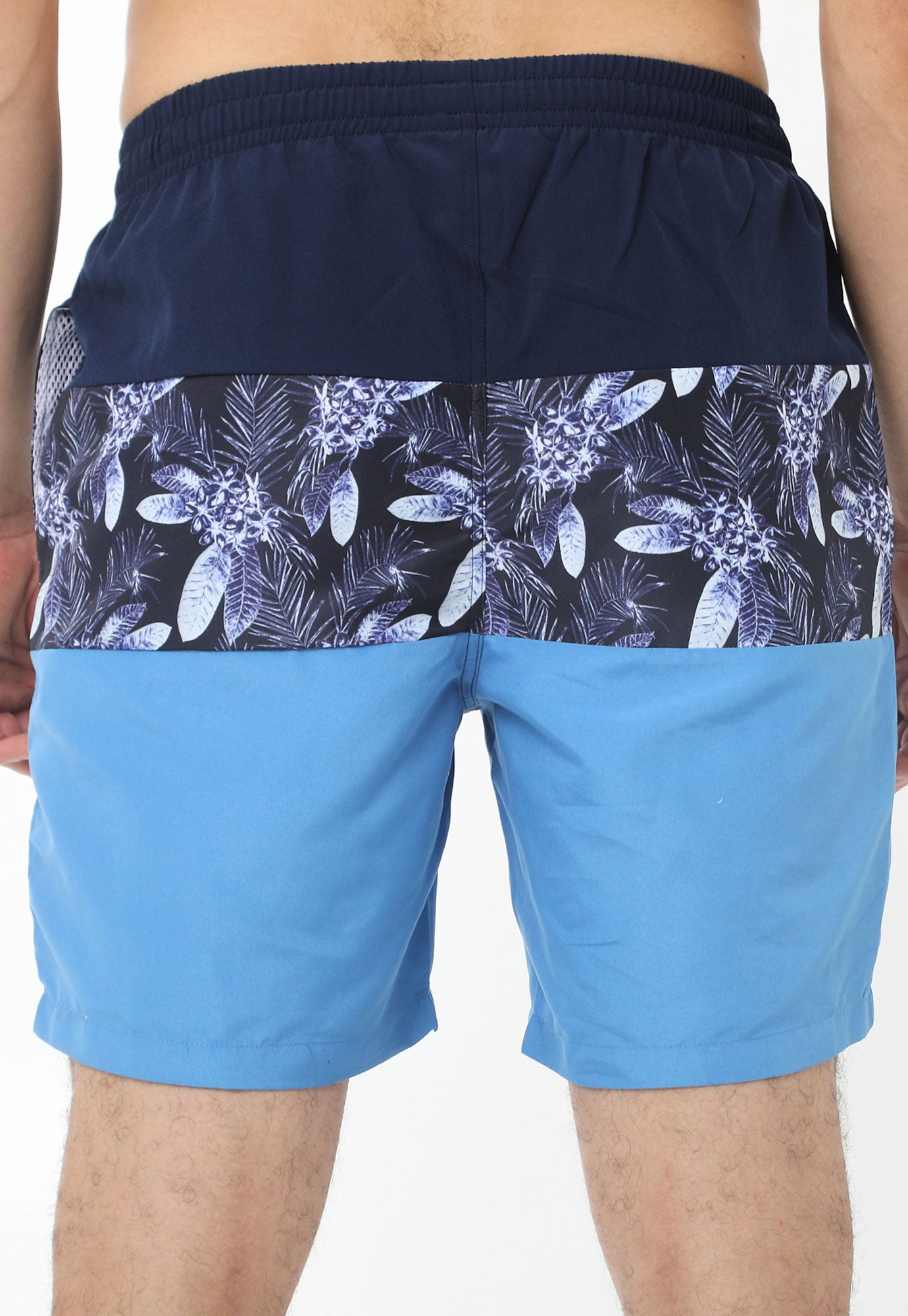 Pantaloneta de playa azul oscuro en bloques, bloque intermedio sublimado, elástico en la cintura, cordón ajustable y suspensorio interno en malla para hombre