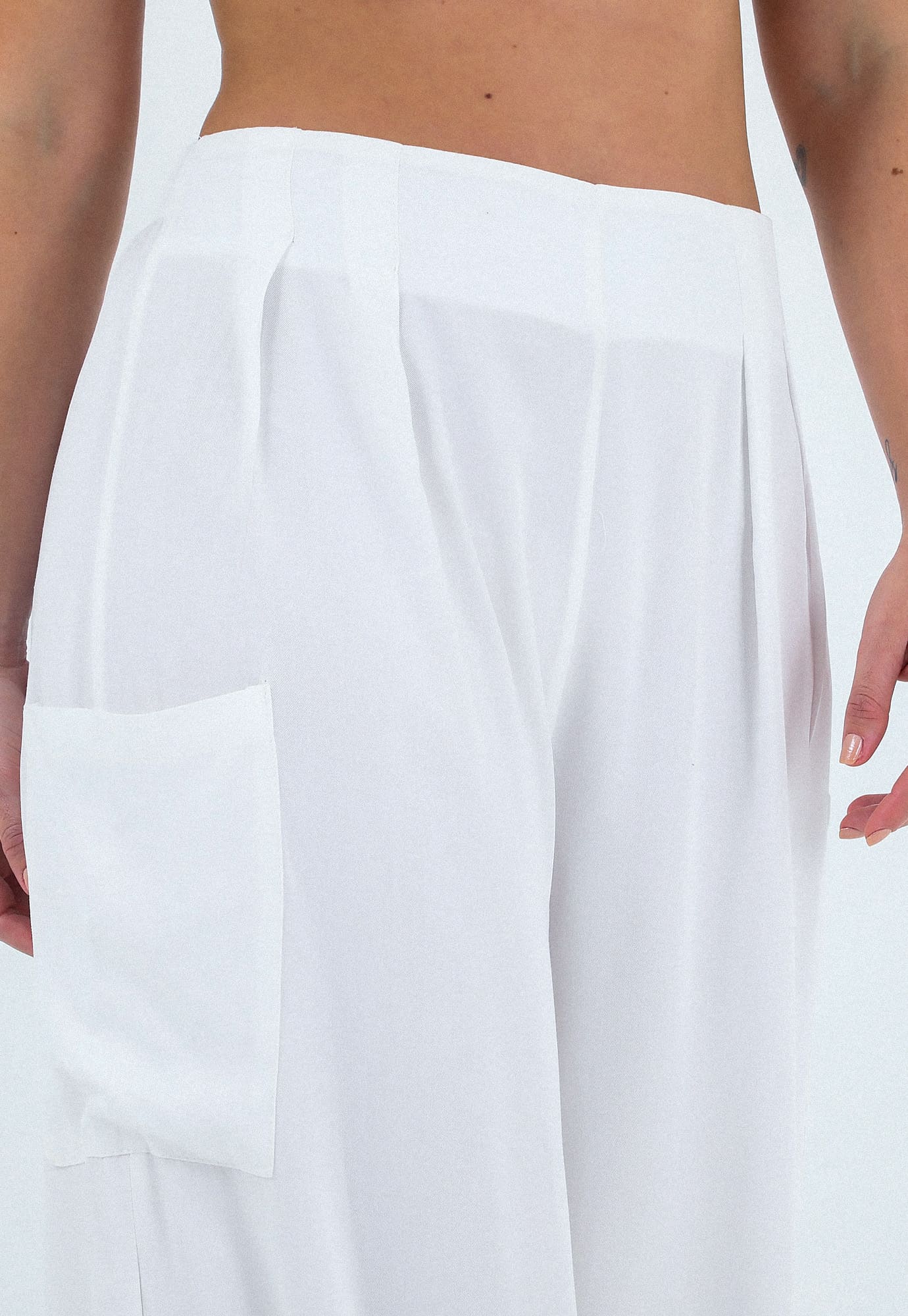 Pantalon lino crudo, con bolsillos frontales funcionales, con costura central y pretina resortada para mujer