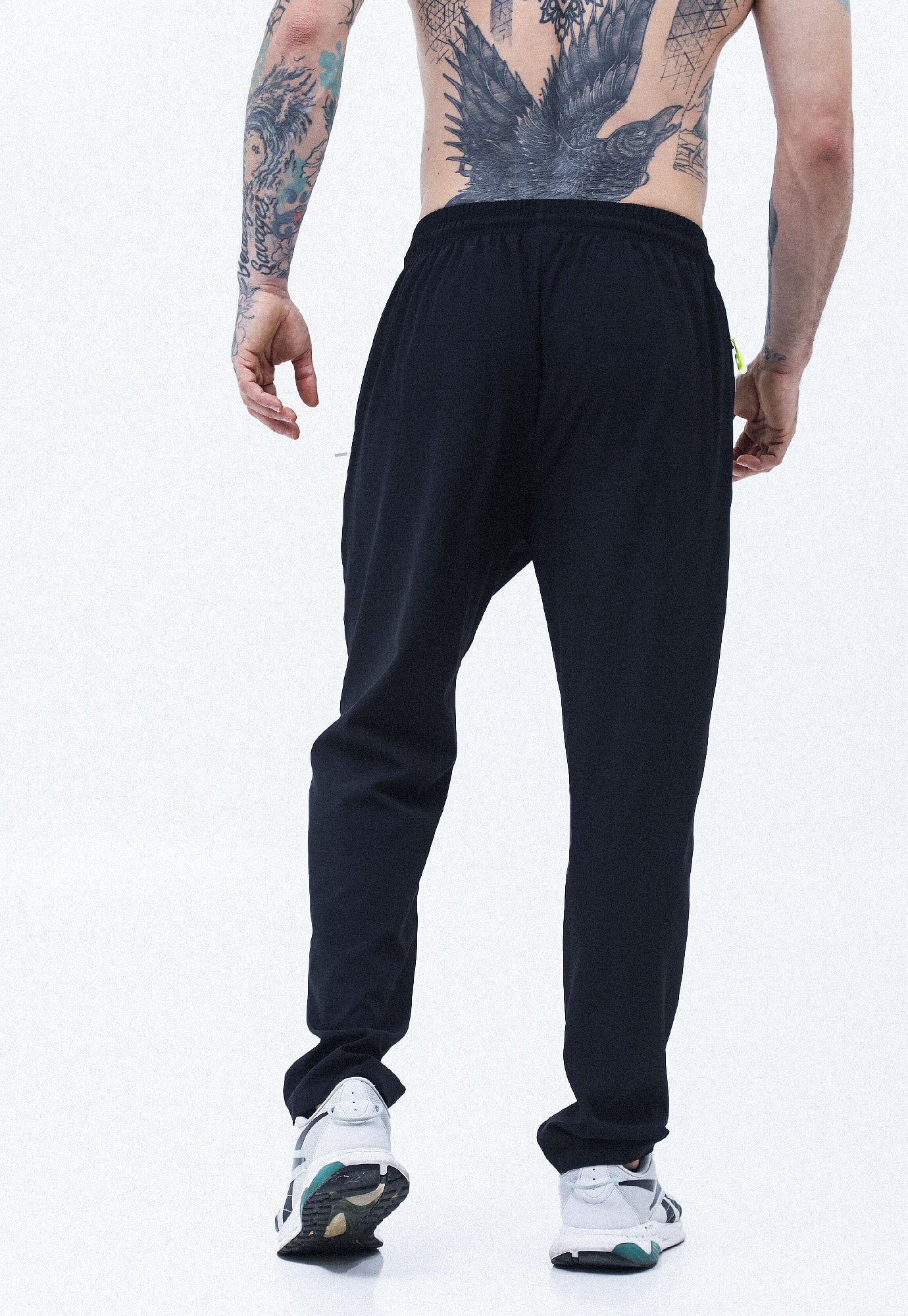Jogger deportivo negro pretina elastica y ajustable con cordon, bolsillos laterales con cierre para hombre