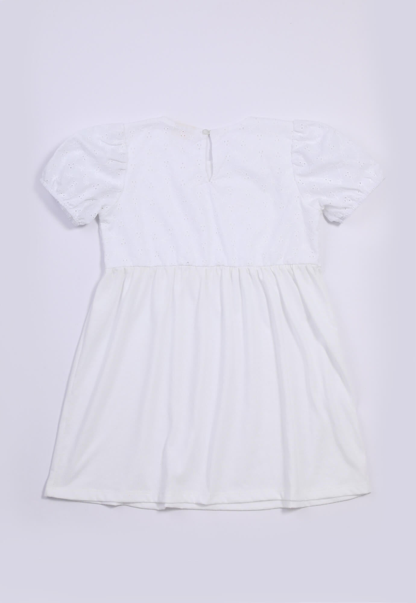 Vestido blanco óptico con ojalillo forrado en la parte superior y abertura en espalda para bebé niña
