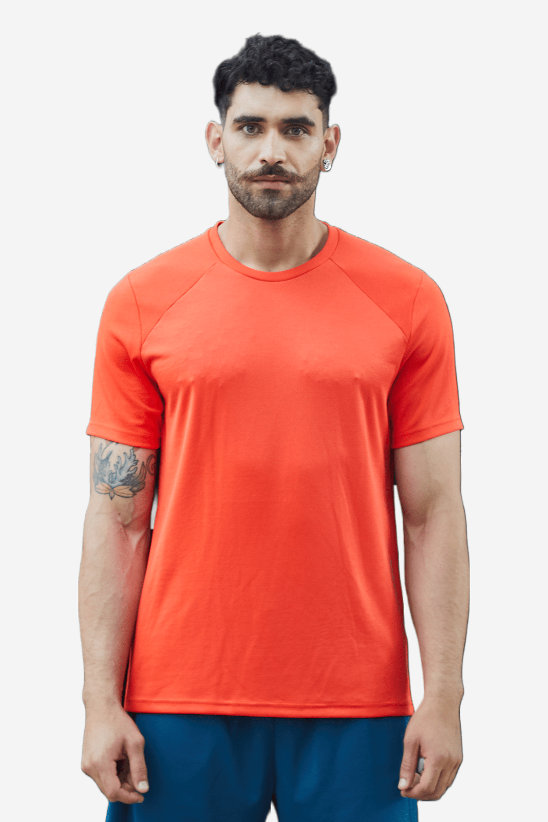 Camiseta deportiva silueta semi ajustada naranja, manga corta cuello redondo, con bolsillo funcional para hombre