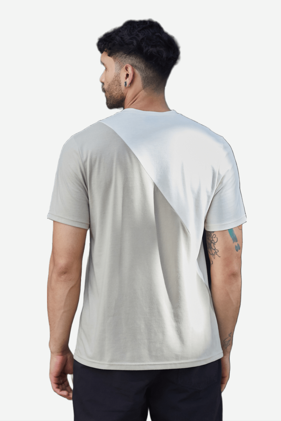 Camiseta blanca en bloques diagonales en contraste, cuello redondo y manga corta para hombre