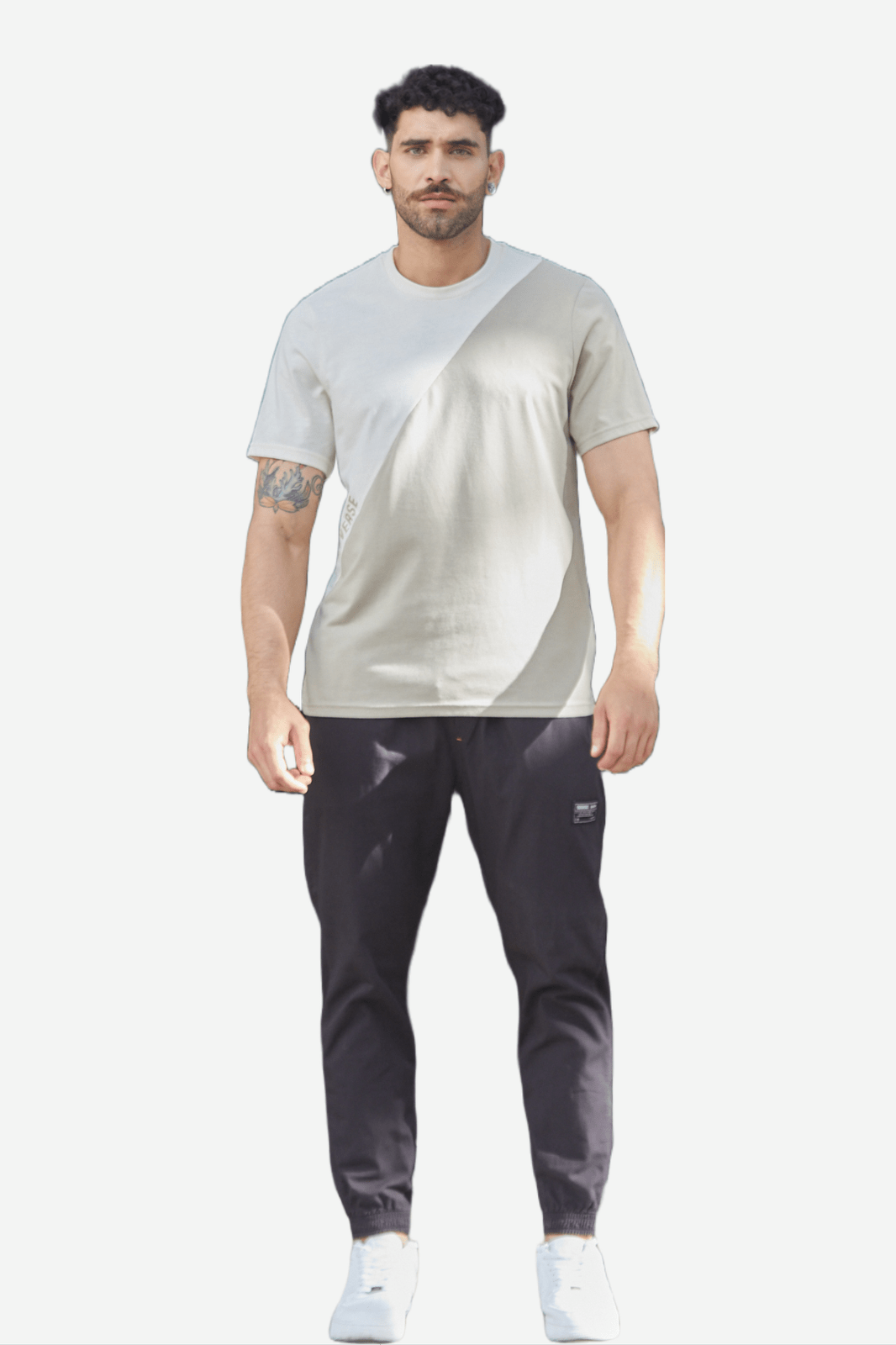 Camiseta blanca en bloques diagonales en contraste, cuello redondo y manga corta para hombre