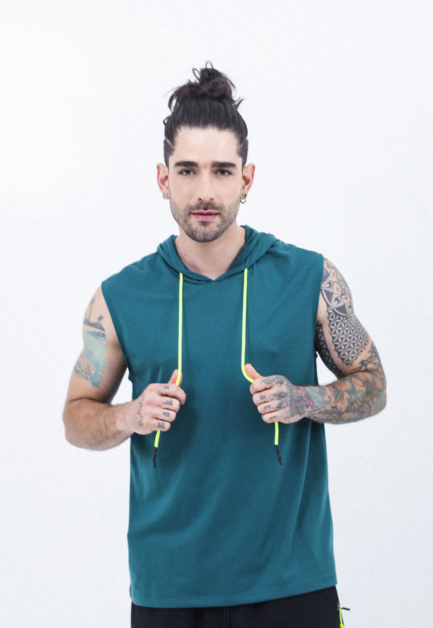 Camiseta deportivo verde esmeralda manga sisa con capucha y cordon ajustable para hombre