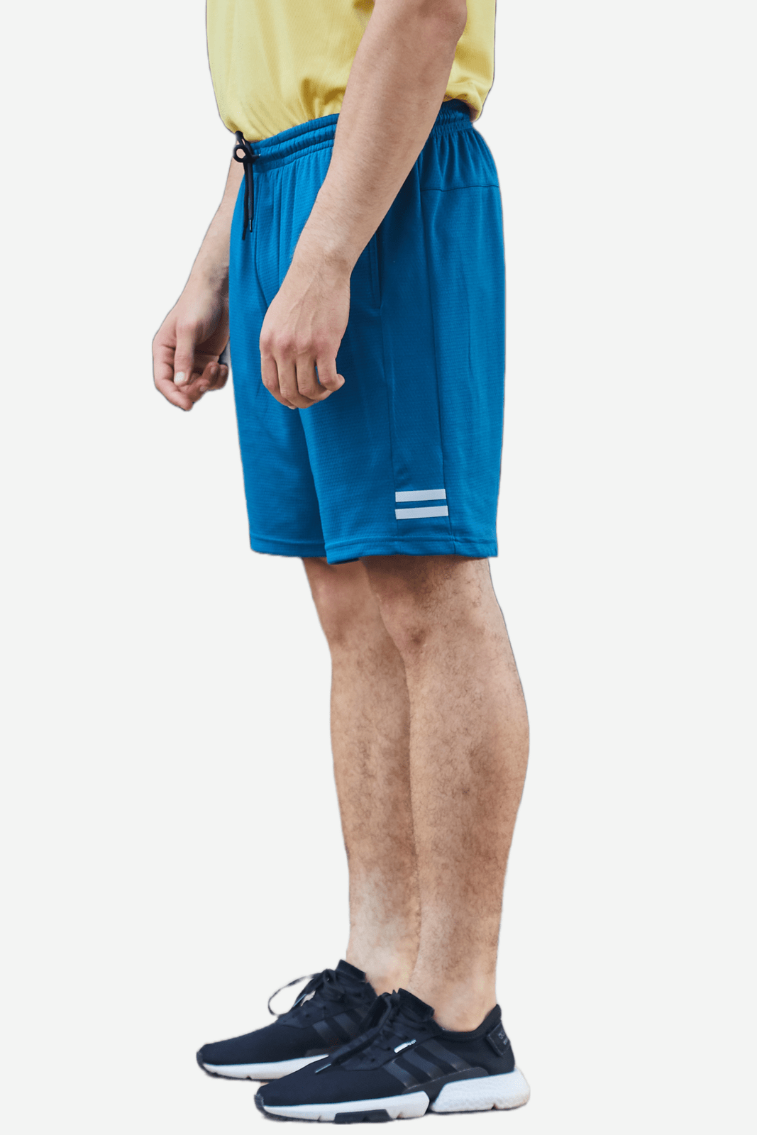 Pantaloneta deportiva azul fondo entero, bolsillos laterales y bolsillo en posterior con cierre para hombre
