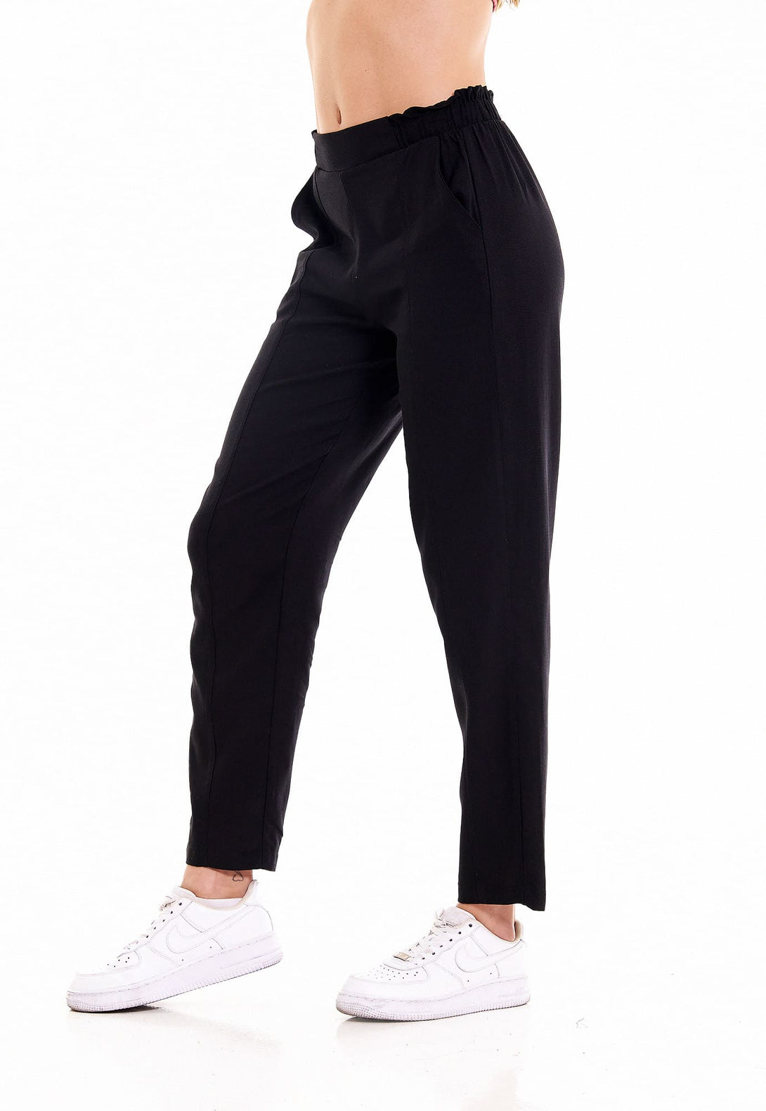 Mejora tu outfit con este pantalon de lino negro