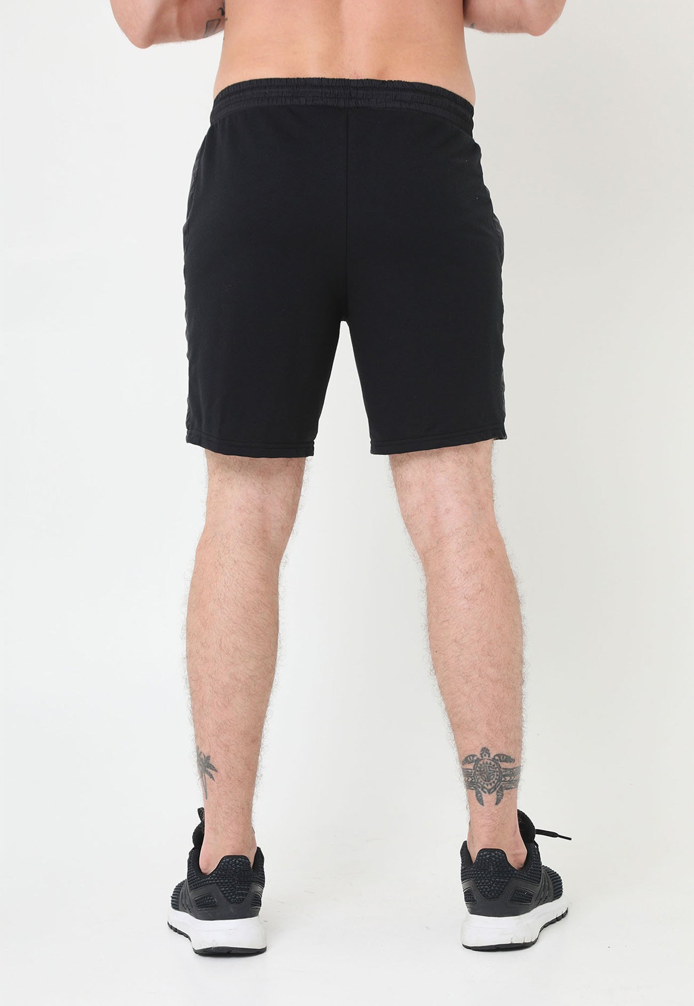 Bermuda negra en burda, fondo entero, cordón ajustable y bolsillos laterales para hombre