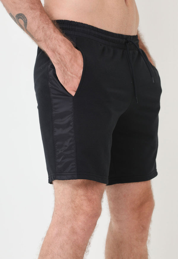 Bermuda negra en burda, fondo entero, cordón ajustable y bolsillos laterales para hombre