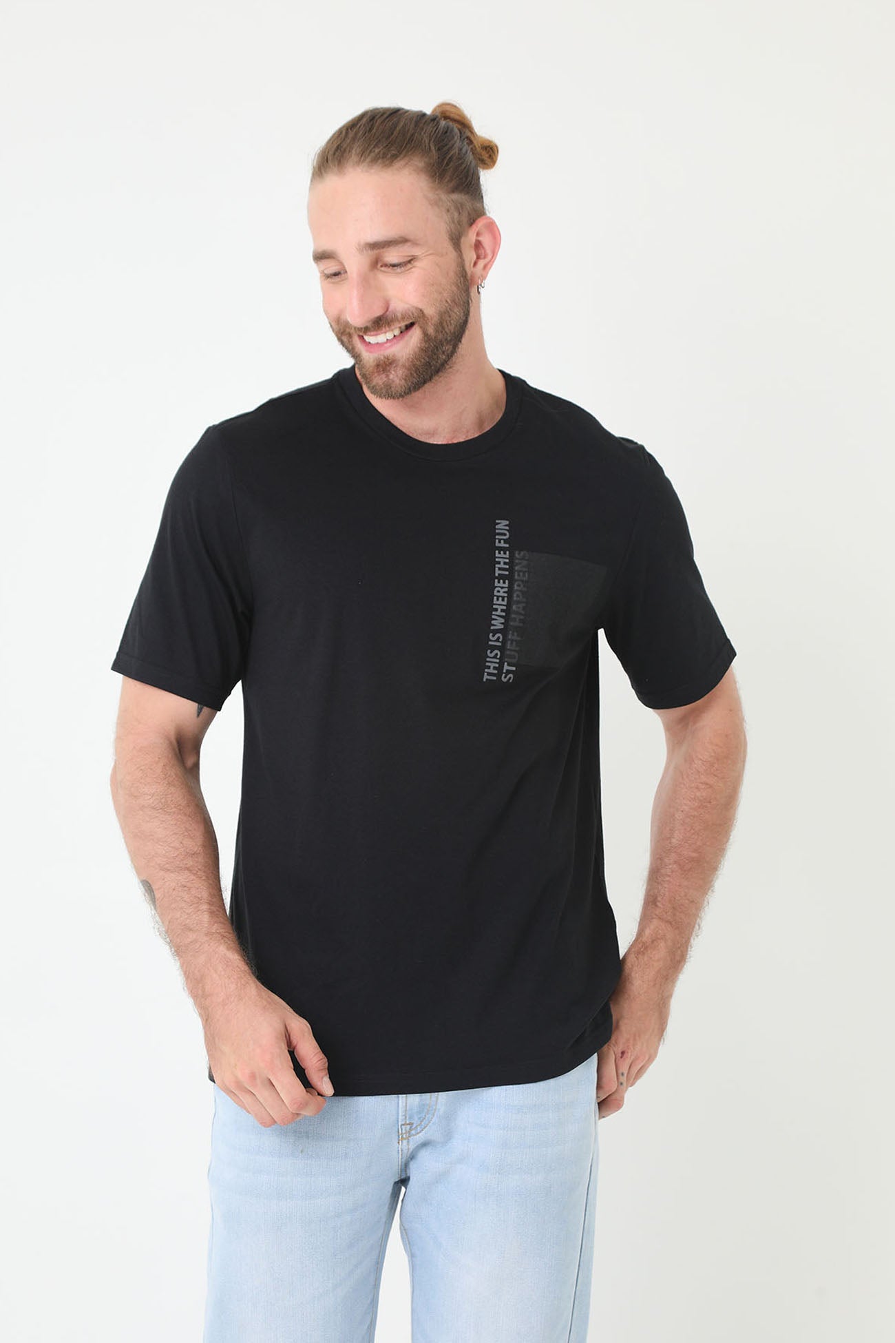 Camiseta negra manga corta con estampado en pecho, cuello redondo y silueta regular para hombre