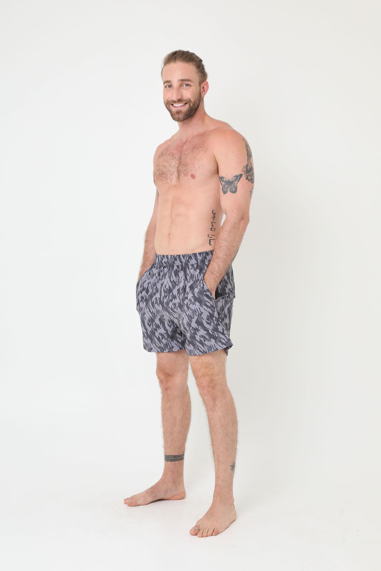 Pantaloneta de playa gris sublimada, bolsillos laterales y pretina ajustada para hombre
