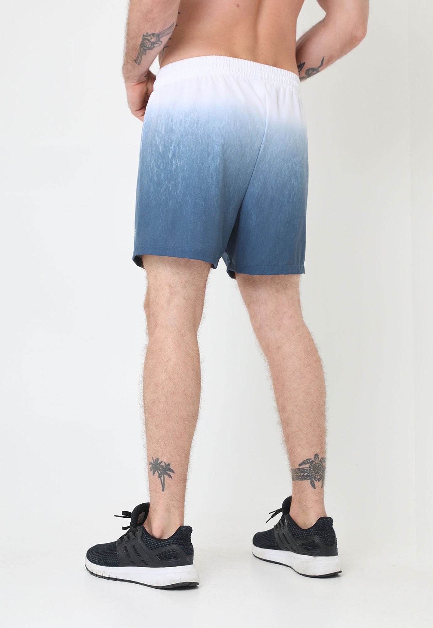 Pantaloneta deportiva azul, sublimada, bolsillos laterales y pretina ajustada para hombre