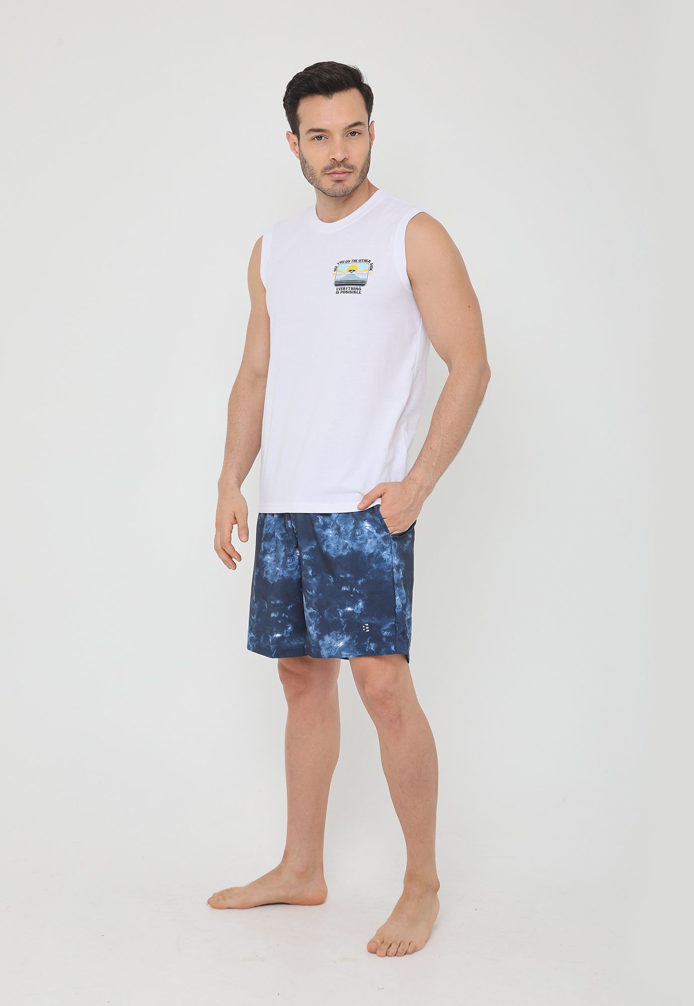 Pantaloneta de playa azul oscuro sublimada, bolsillos laterales y pretina ajustada para hombre