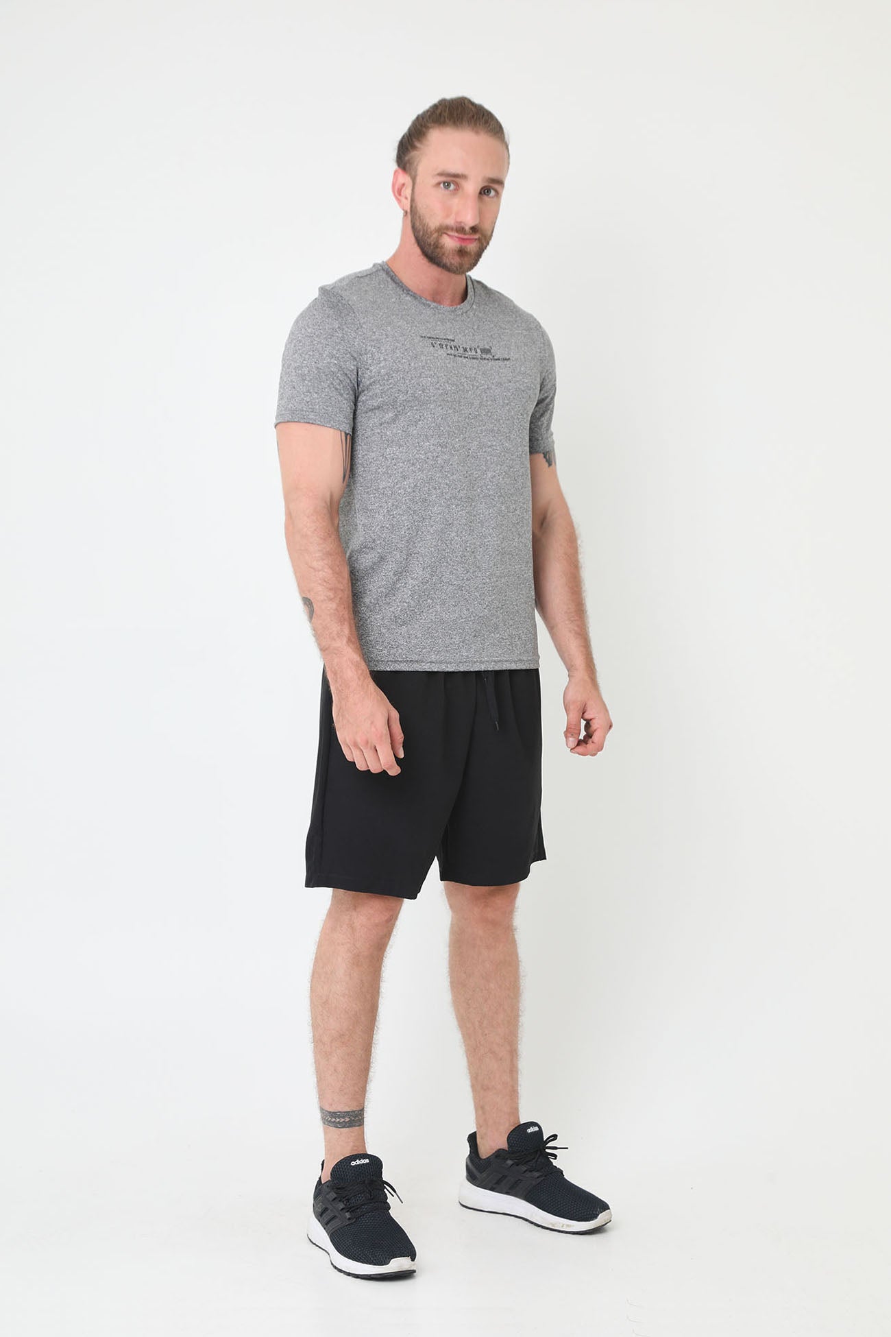 Camiseta deportiva gris manga corta, bloque en centro espalda y cuello redondo para hombre