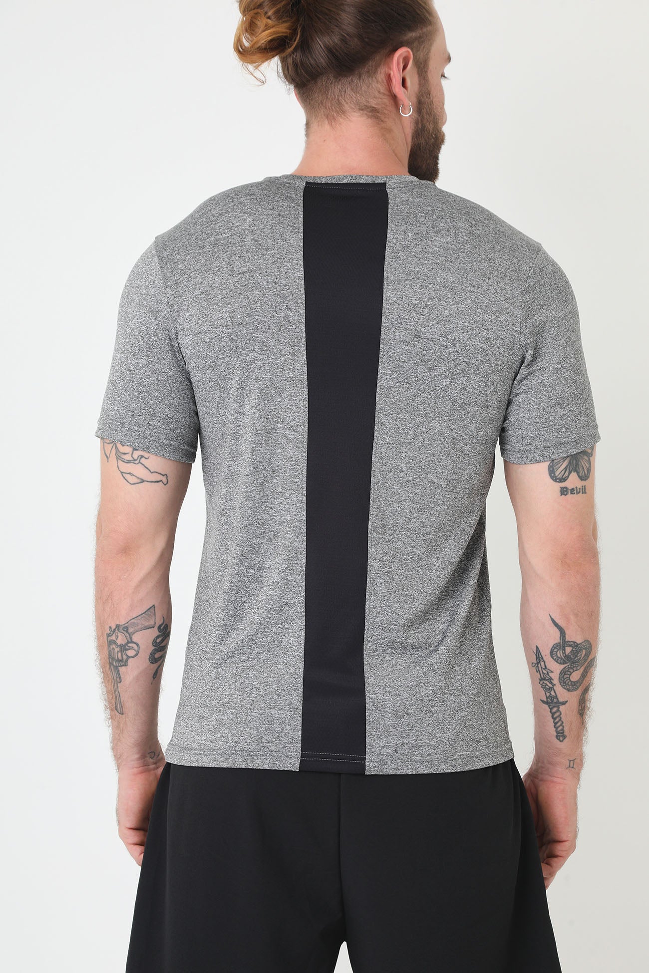 Camiseta deportiva gris manga corta, bloque en centro espalda y cuello redondo para hombre