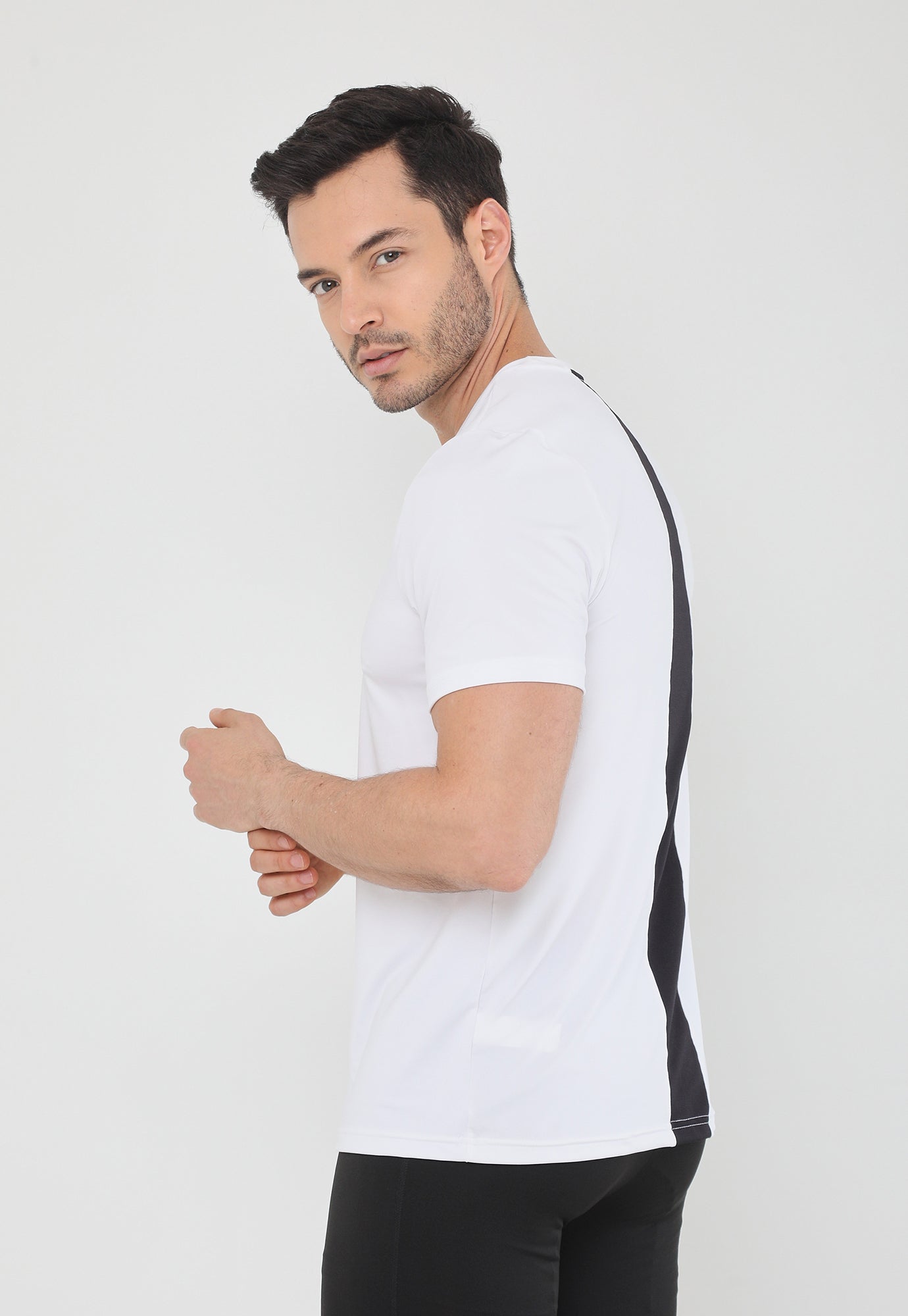 Camiseta deportiva blanco hueso manga corta, bloque en centro espalda y cuello redondo para hombre