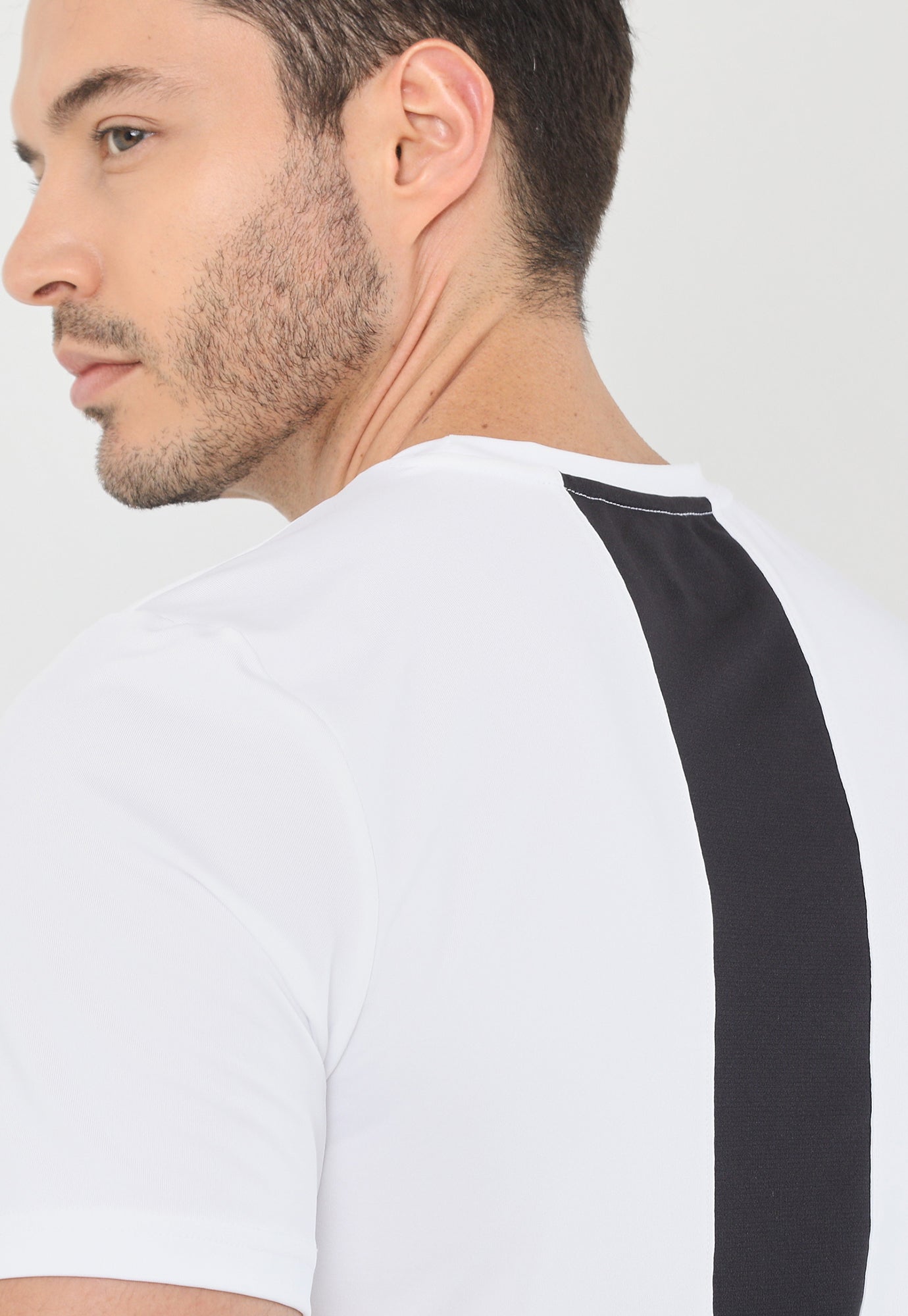 Camiseta deportiva blanco hueso manga corta, bloque en centro espalda y cuello redondo para hombre