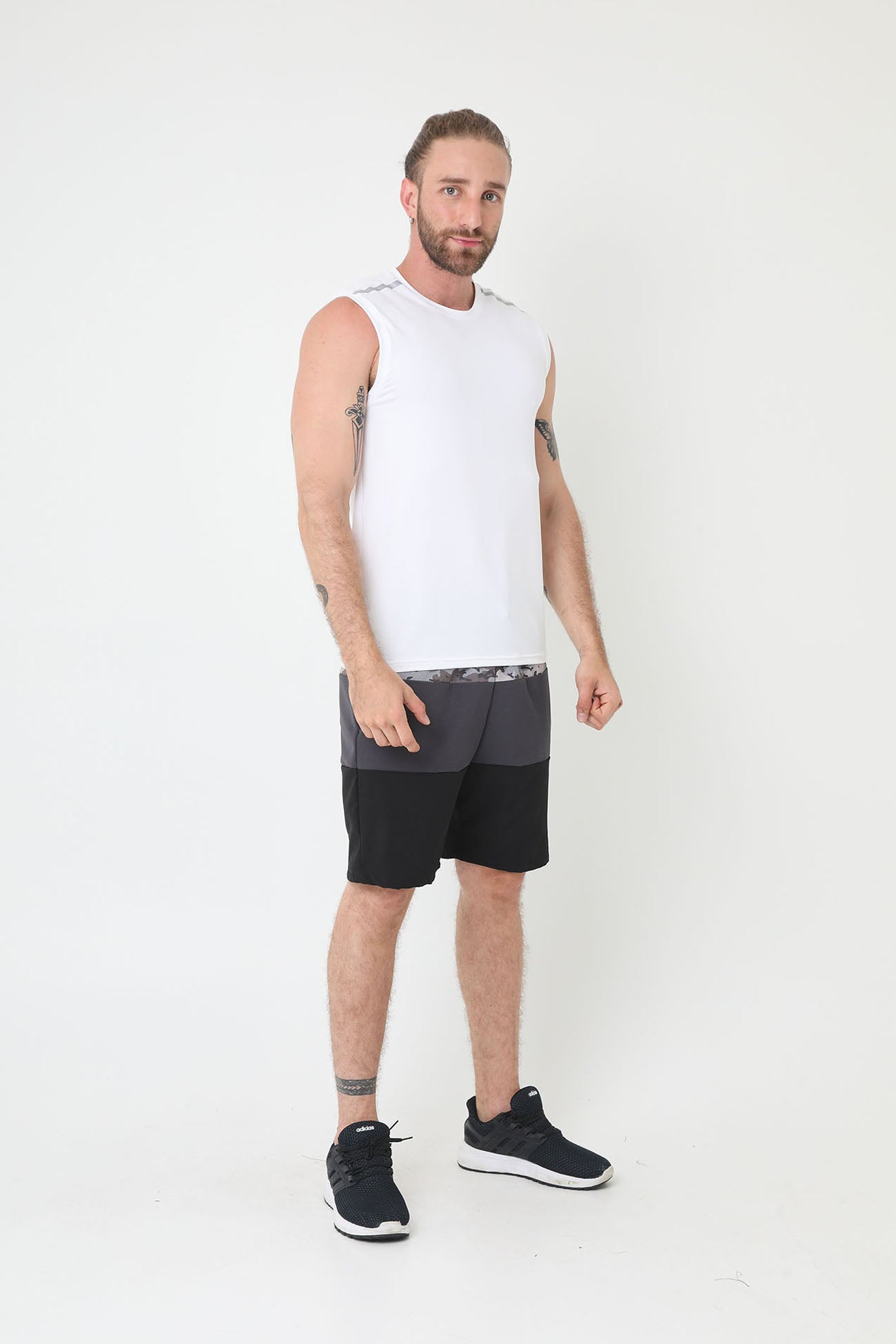 Camisilla deportiva blanca manga sisa con detalle reflectivo en hombros para hombre