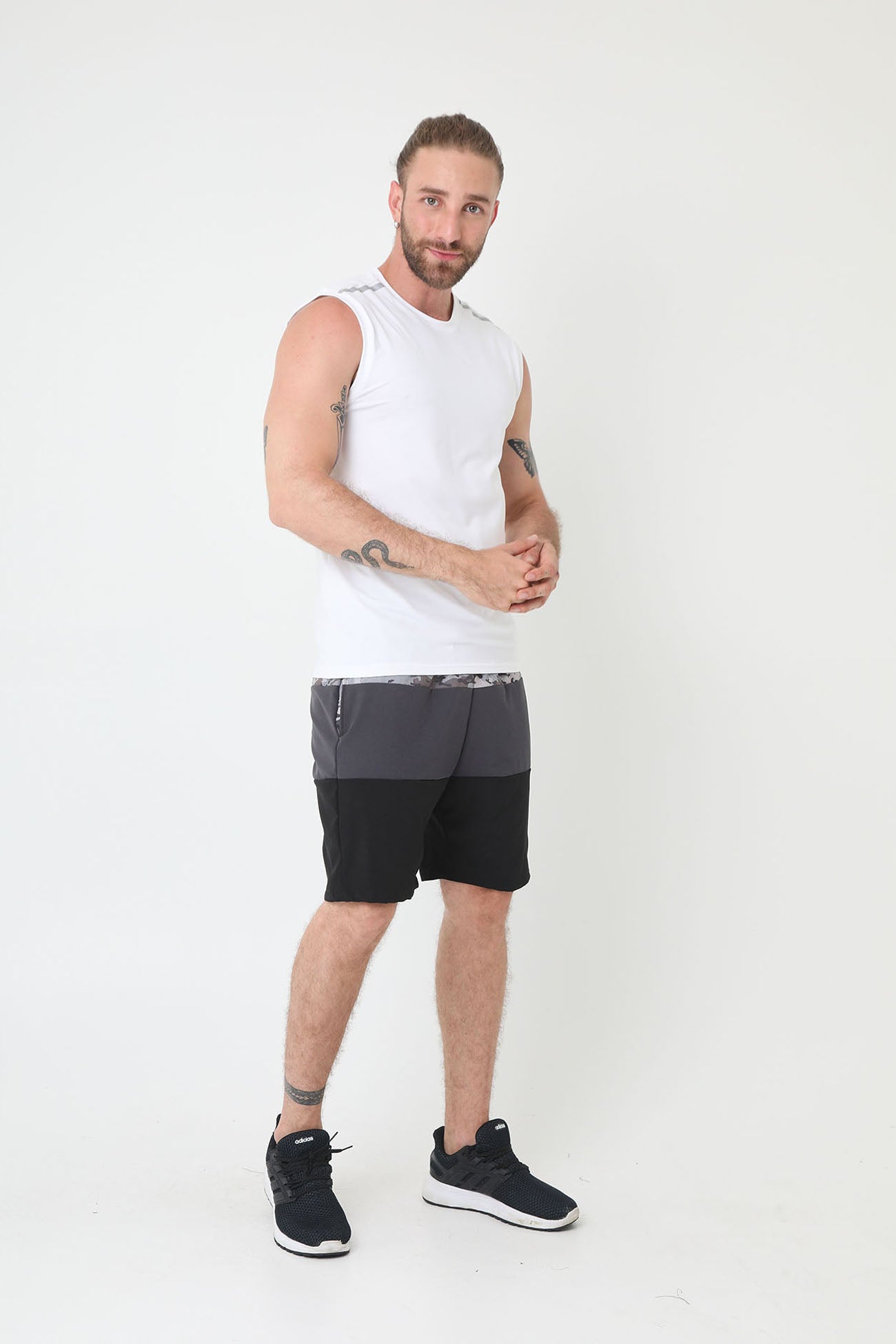 Camisilla deportiva blanca manga sisa con detalle reflectivo en hombros para hombre