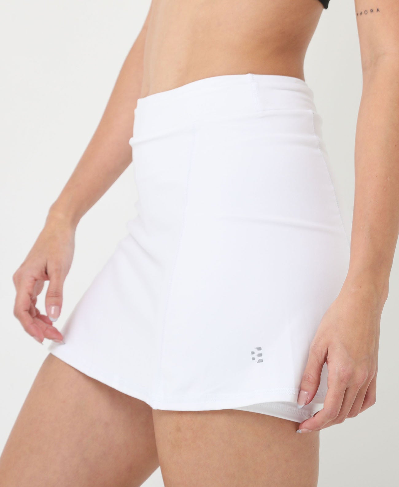 Falda deportiva blanco hueso con ciclista interno para mujer