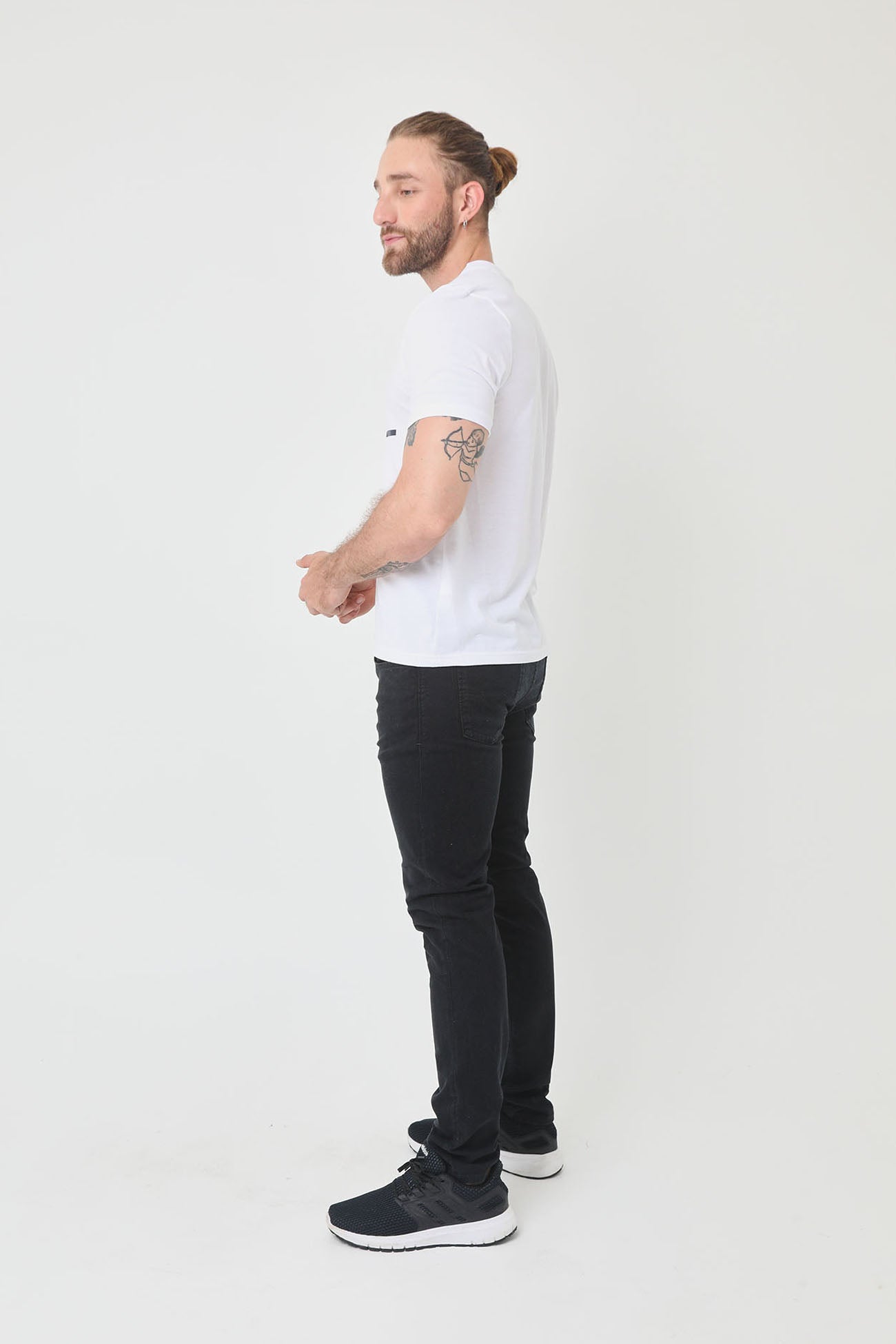 Camiseta blanco hueso manga corta, estampados en frente y cuello redondo para hombre