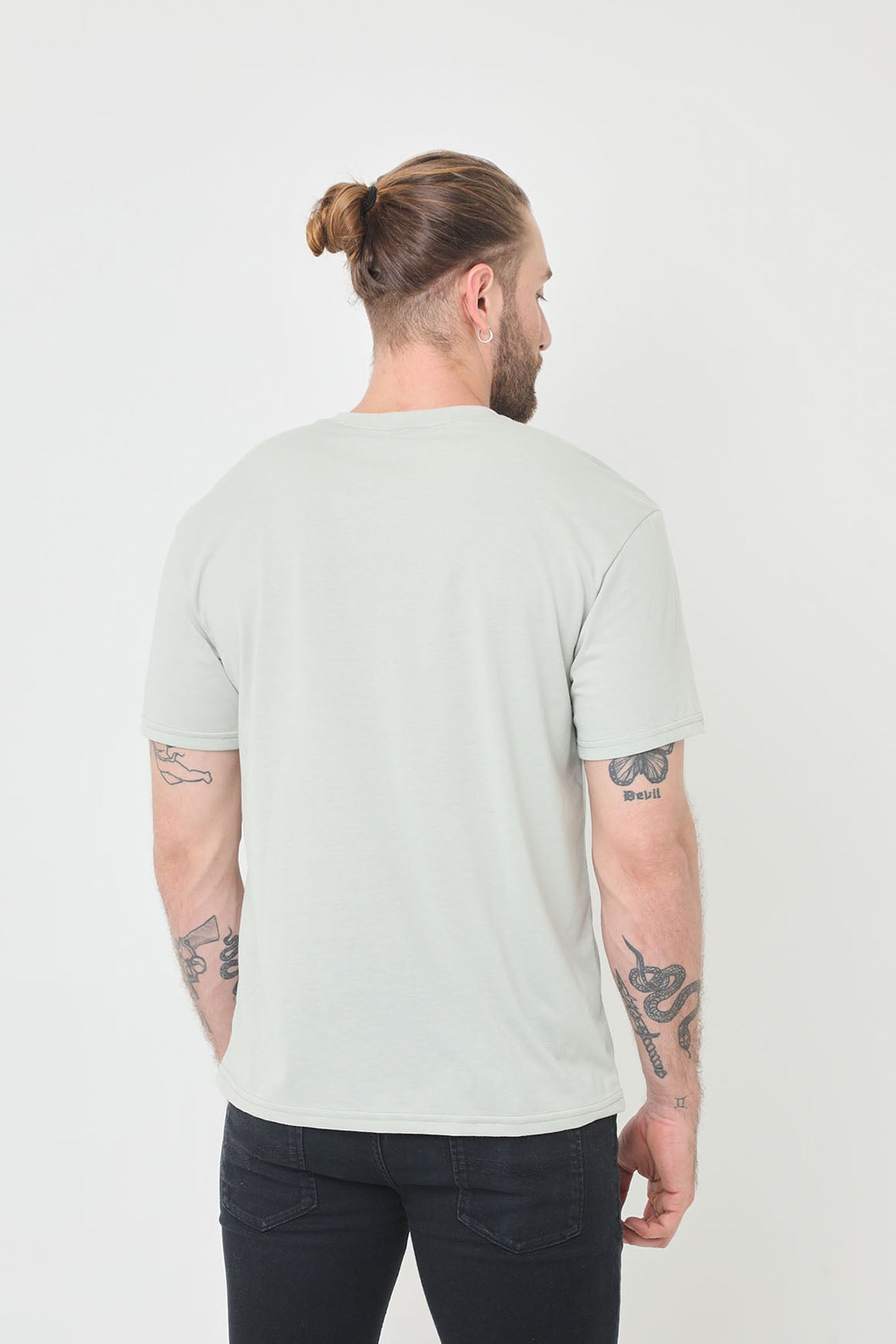 Camiseta verde humo cuello redondo, con estampado frontal y en manga corta para hombre