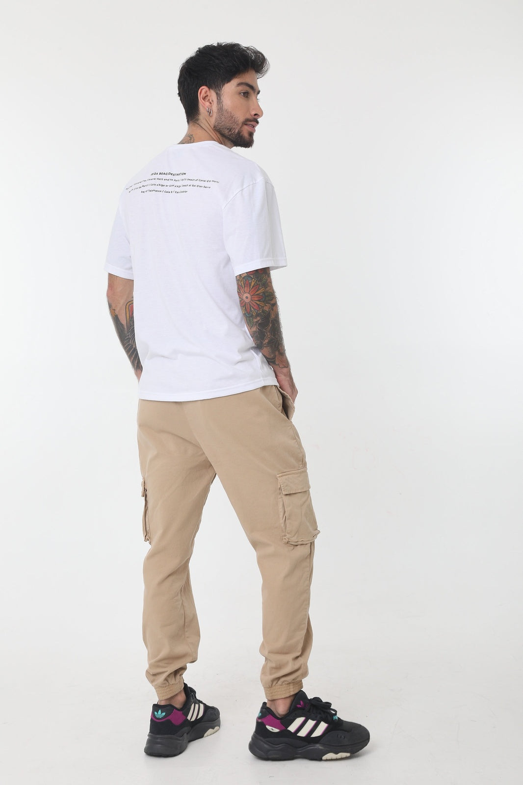 Camiseta blanca manga corta, cuello redondo, estampado en frente y en posterior para hombre