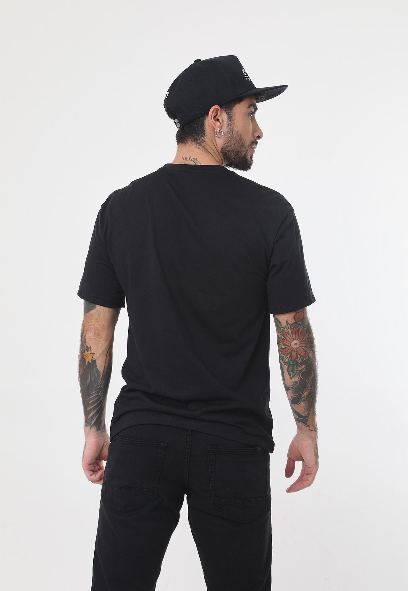 Camiseta negra manga corta, estampados en frente y cuello redondo para hombre