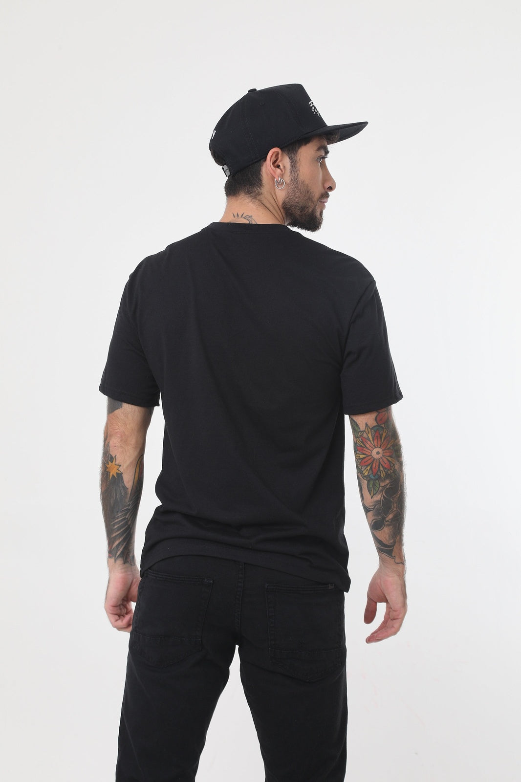 Camiseta negra manga corta, cuello redondo y estampado en frente para hombre