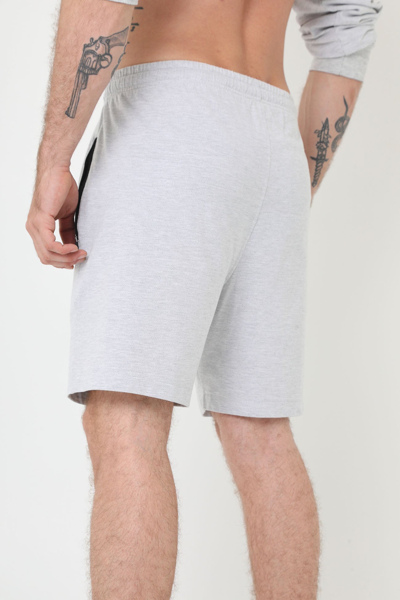 Bermuda gris fondo entero, bolsillos laterales con cierre funcional y cordón ajustable para hombre