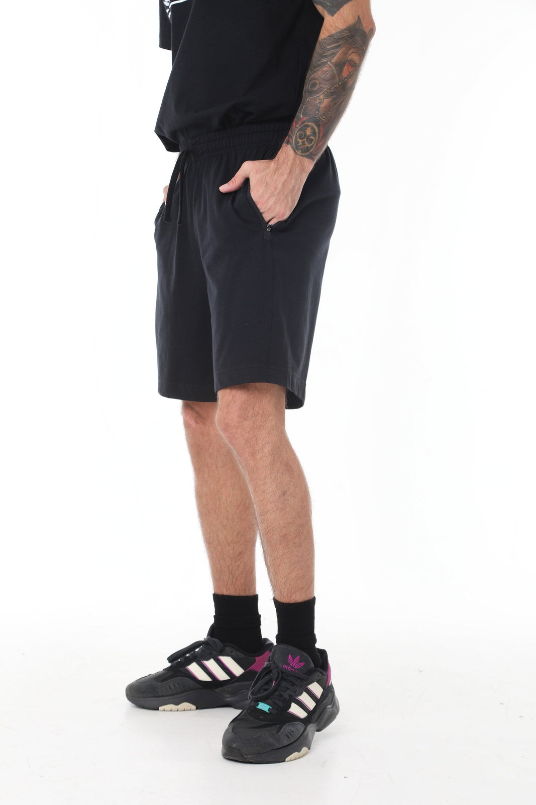 Bermuda negra fondo entero, bolsillos laterales con cierre funcional y cordón ajustable para hombre