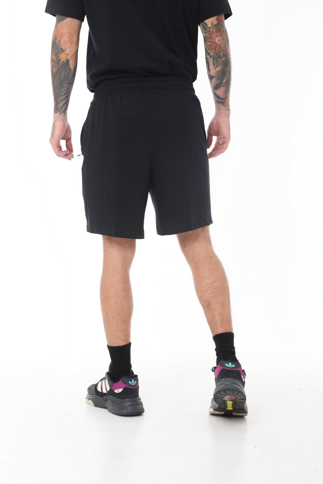 Bermuda negra fondo entero, bolsillos laterales con cierre funcional y cordón ajustable para hombre