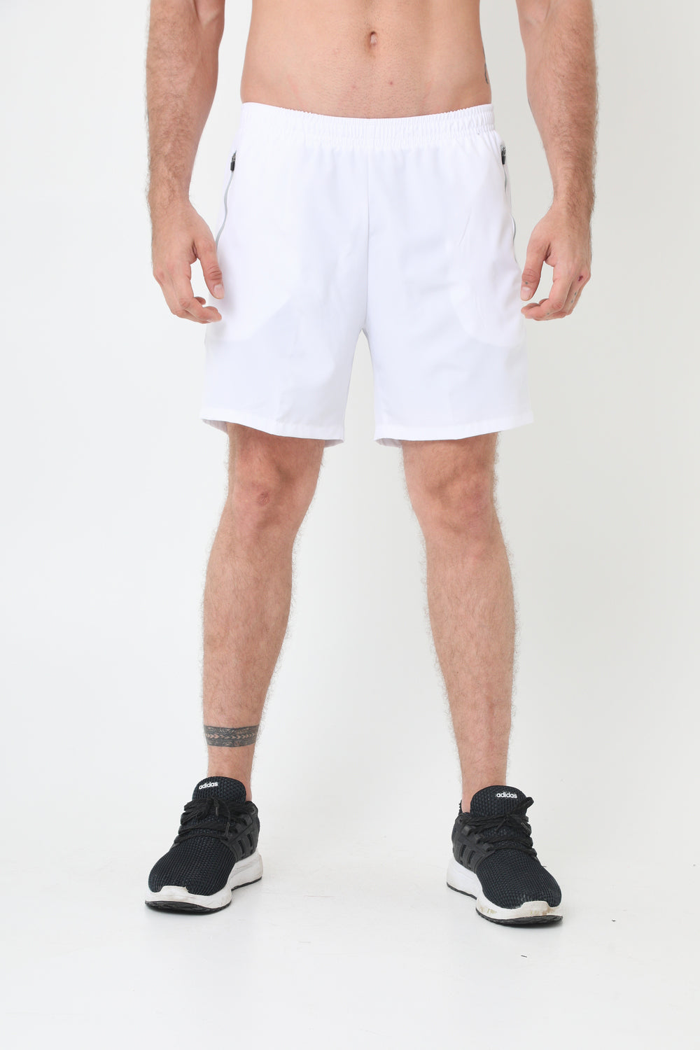 Pantaloneta deportiva blanco óptico ciclista interno y bolsillos laterales para hombre