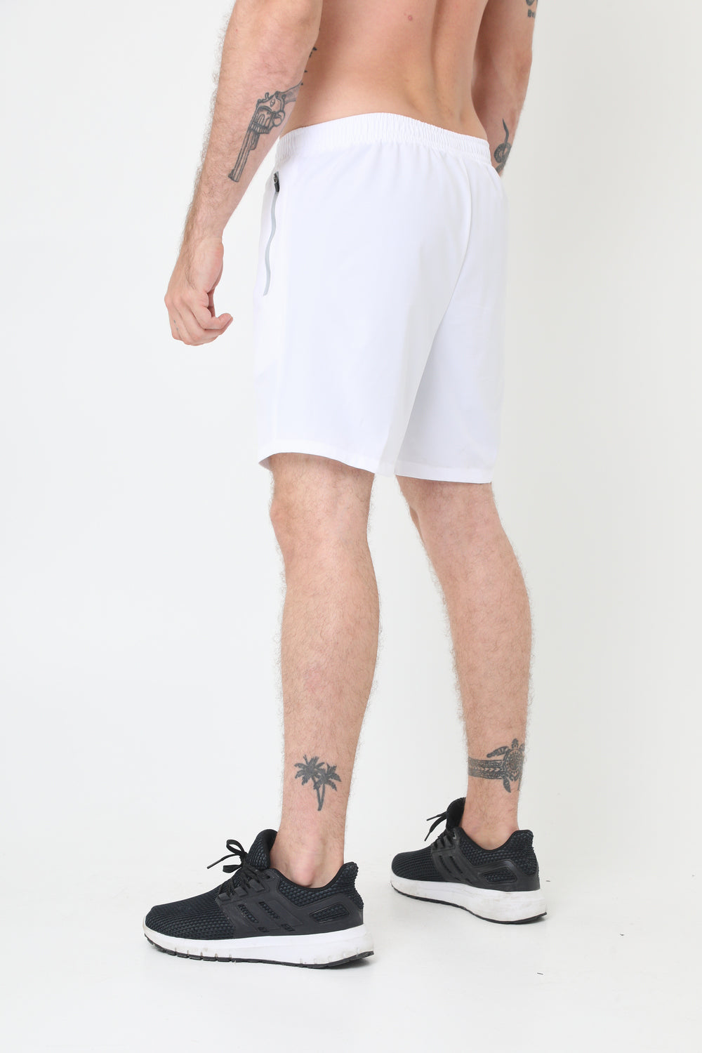 Pantaloneta deportiva blanco óptico ciclista interno y bolsillos laterales para hombre