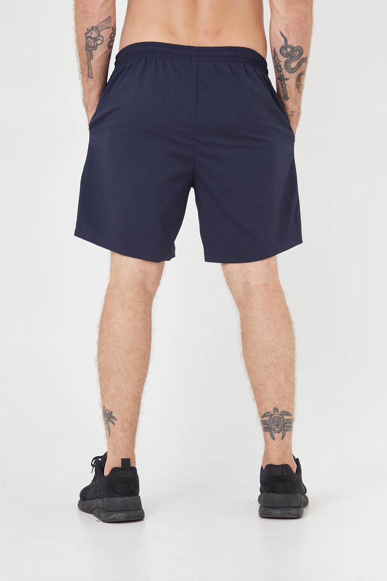 Pantaloneta deportiva azul oscuro fondo entero, bloques laterales y bolsillos laterales para hombre