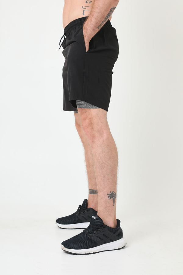 Pantaloneta deportiva negra fondo entero, bloques laterales y bolsillos laterales para hombre