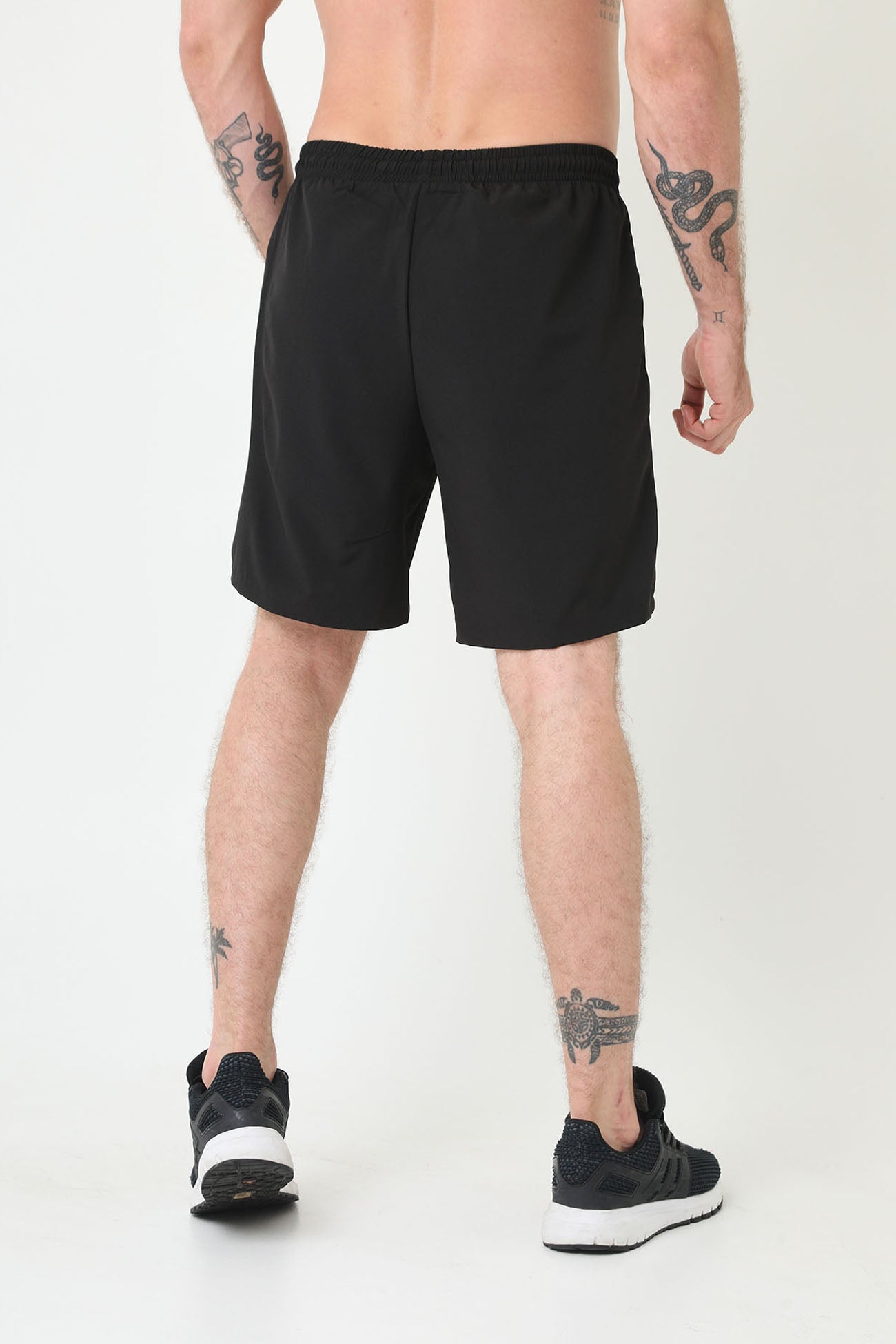 Pantaloneta deportiva negra fondo entero, bloques laterales y bolsillos laterales para hombre