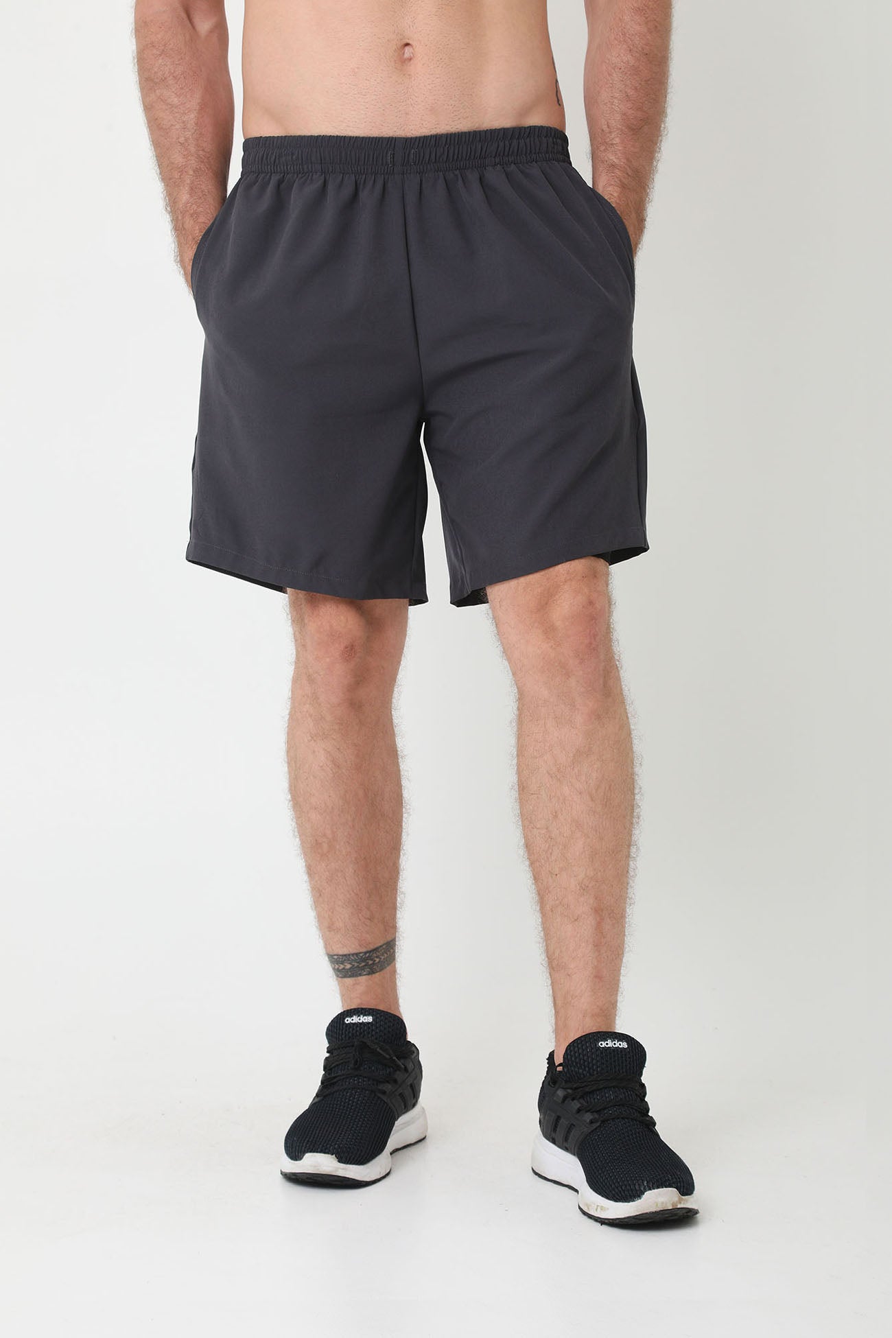 Pantaloneta deportiva gris oscuro fondo entero, bloques laterales y bolsillos laterales para hombre