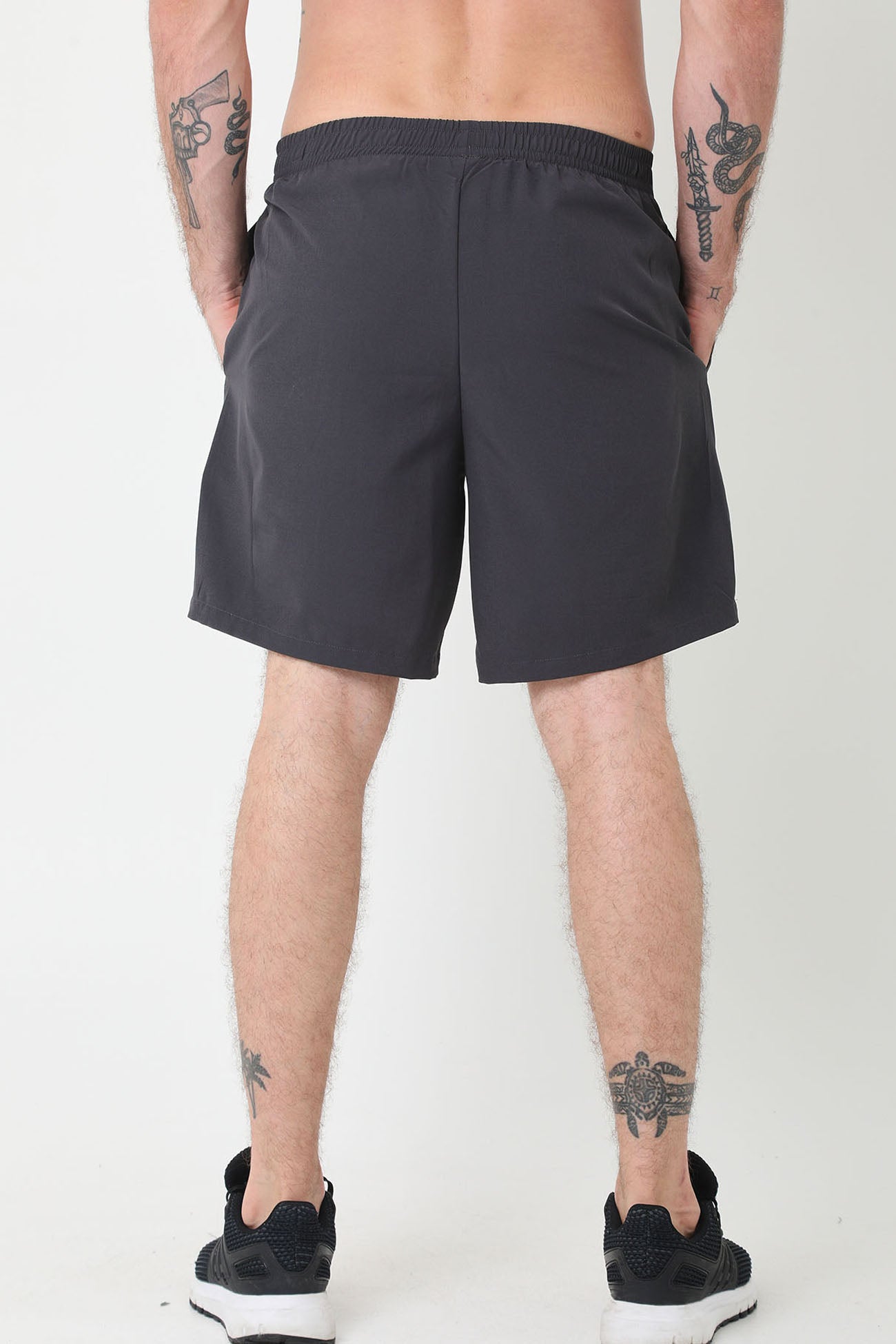 Pantaloneta deportiva gris oscuro fondo entero, bloques laterales y bolsillos laterales para hombre