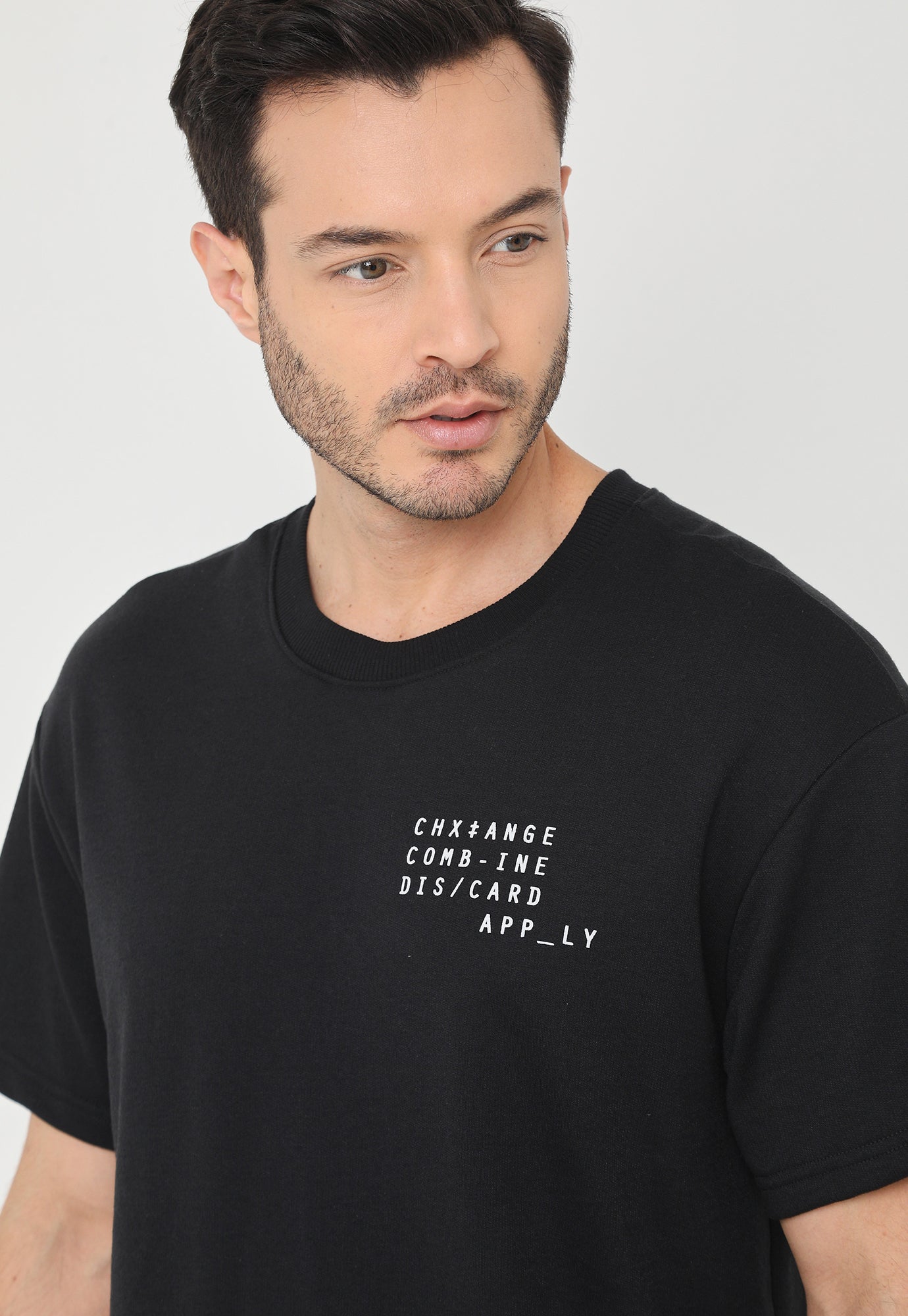 Camiseta negra manga corta, frente estampado, silueta oversize y cuello redondo para hombre