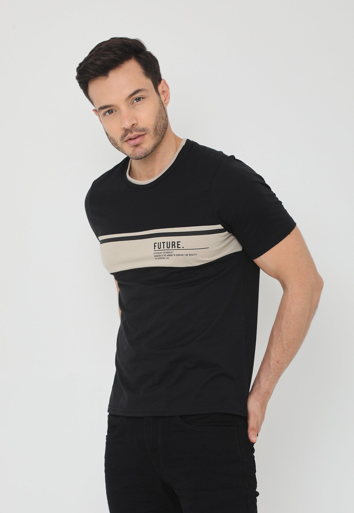Camiseta negra manga corta con bloque estampado frontal para hombre