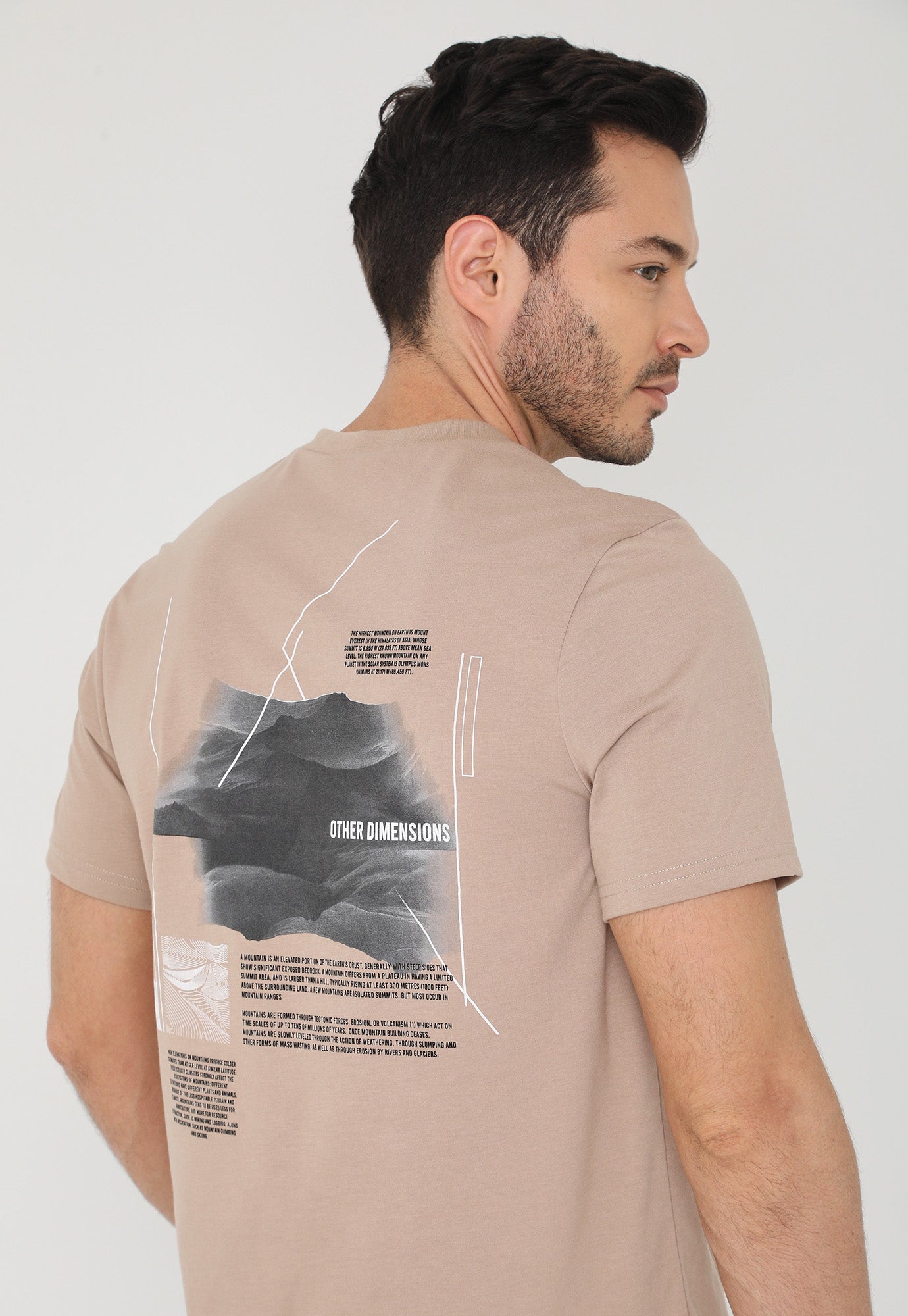 Camiseta café manga corta, estampado frontal y cuello en v para hombre