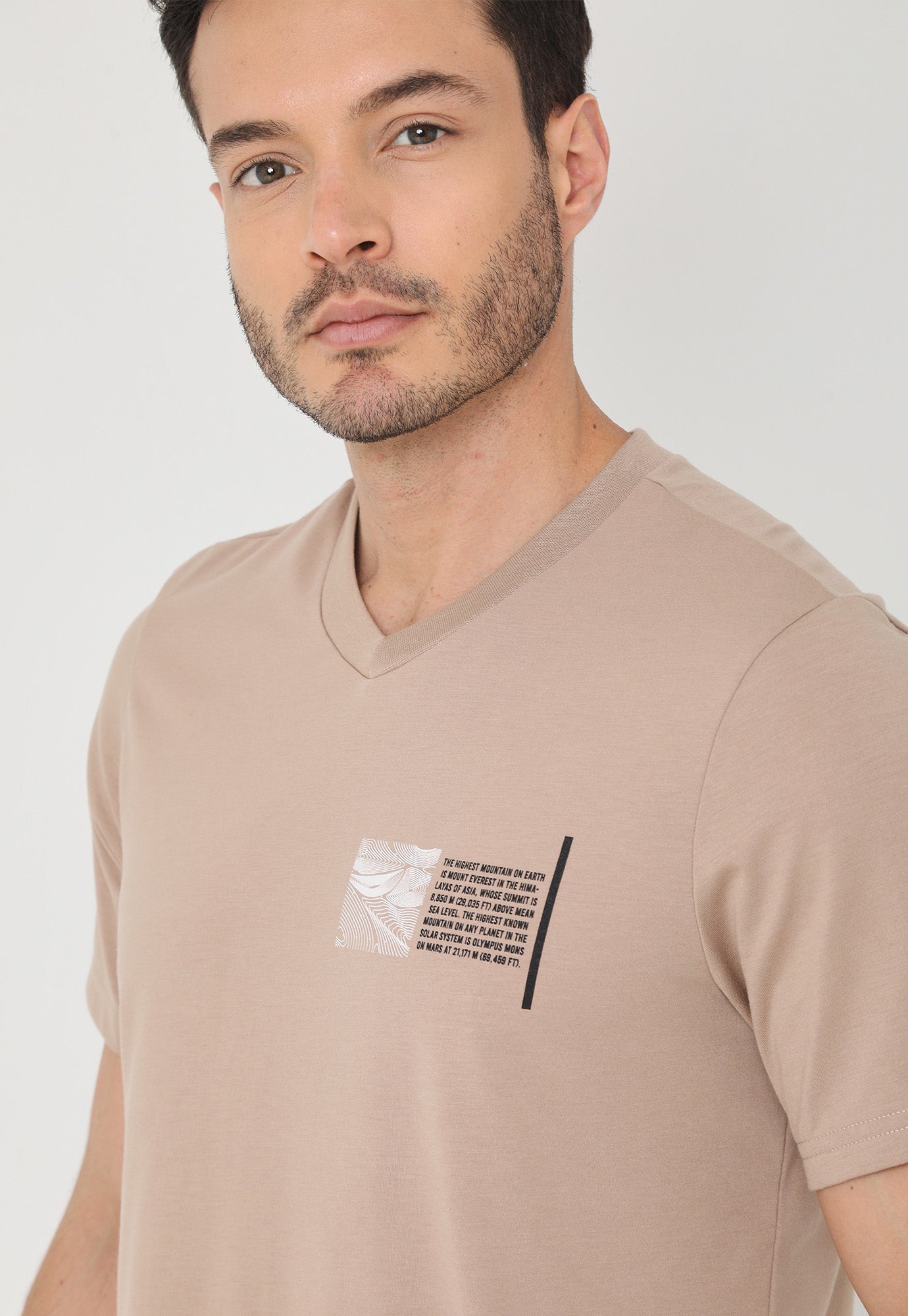 Camiseta café manga corta, estampado frontal y cuello en v para hombre