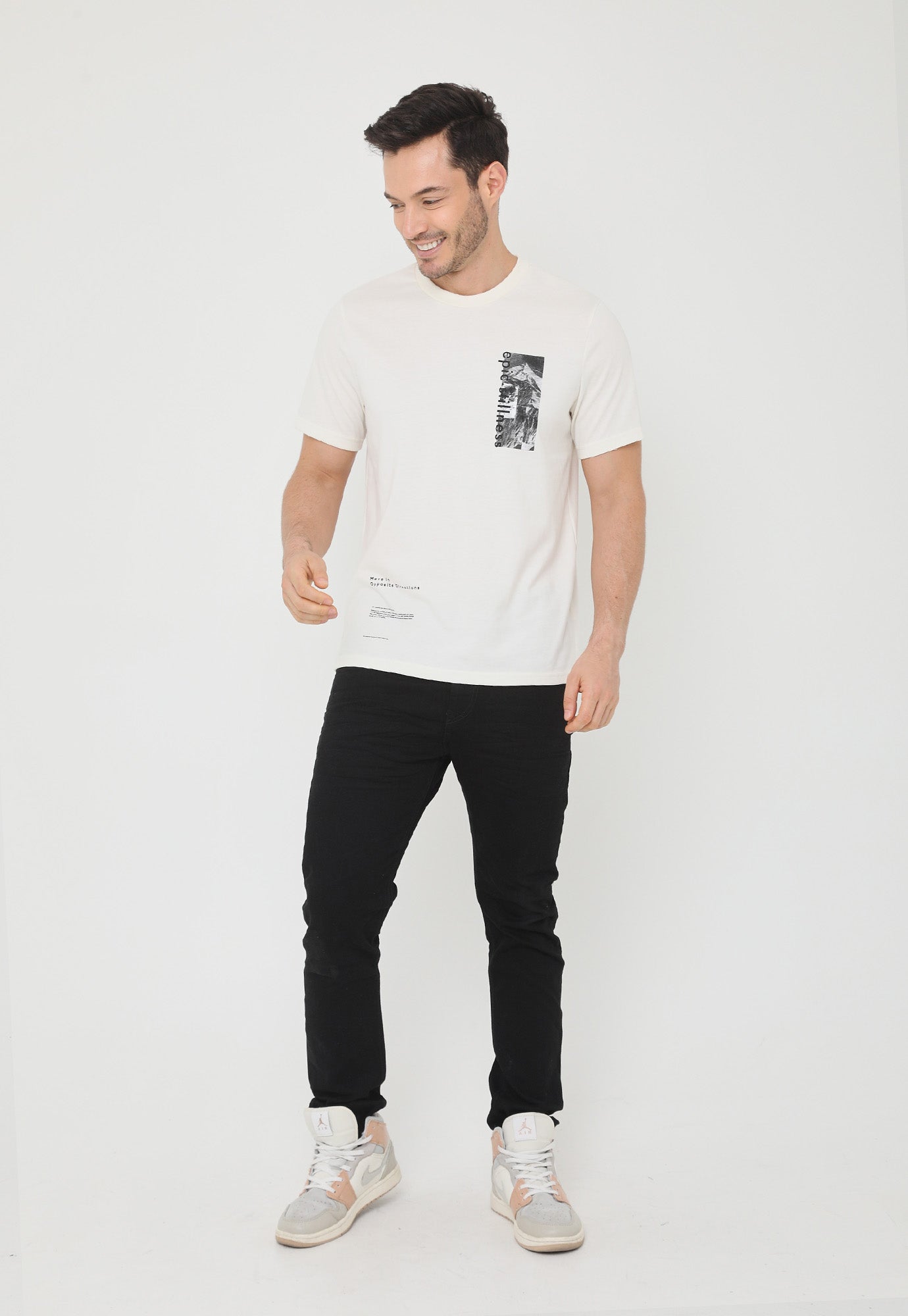 Camiseta relax ivory manga corta con estampado vertical en pecho para hombre